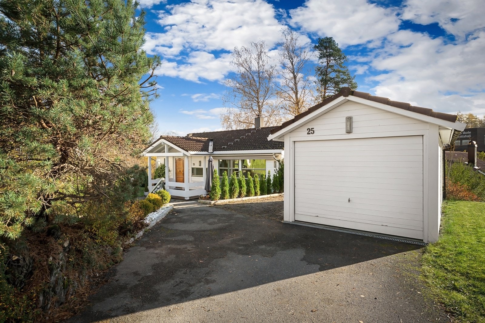Biloppstillingsplass på side og i front av garasjen. Samt plass til en bil i garasje Galleribilde
