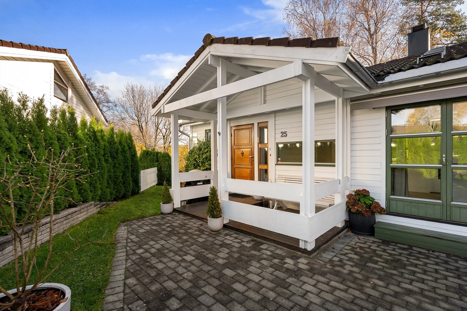 Brosteinbelagt inngangsparti Galleribilde