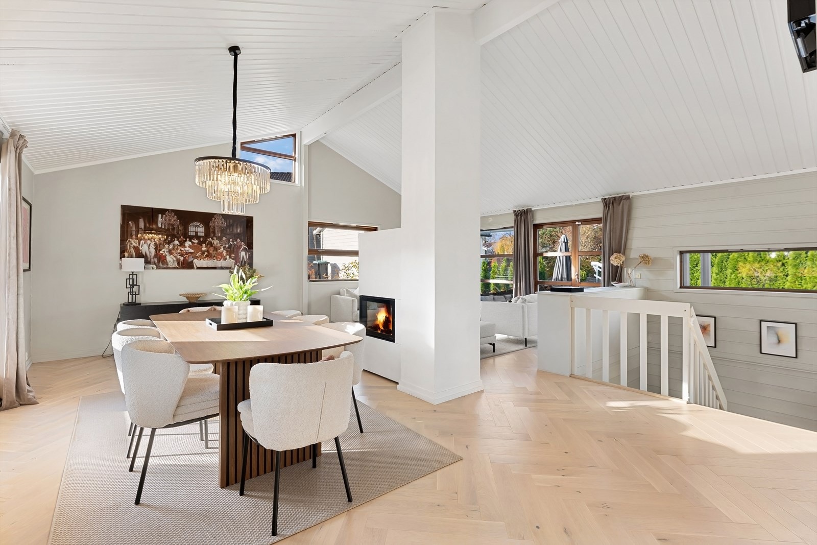 Stor åpen stue/spisestue med god takhøyde Galleribilde