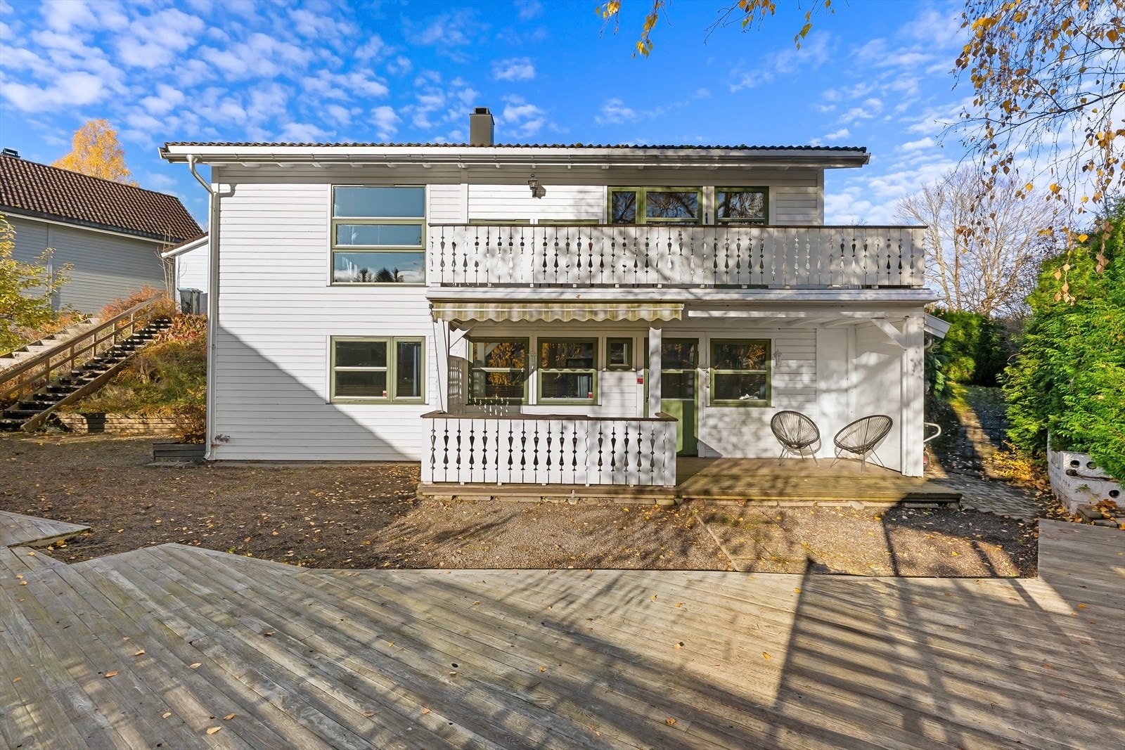 Stor hage samt terrasse/platting i front av huset Galleribilde