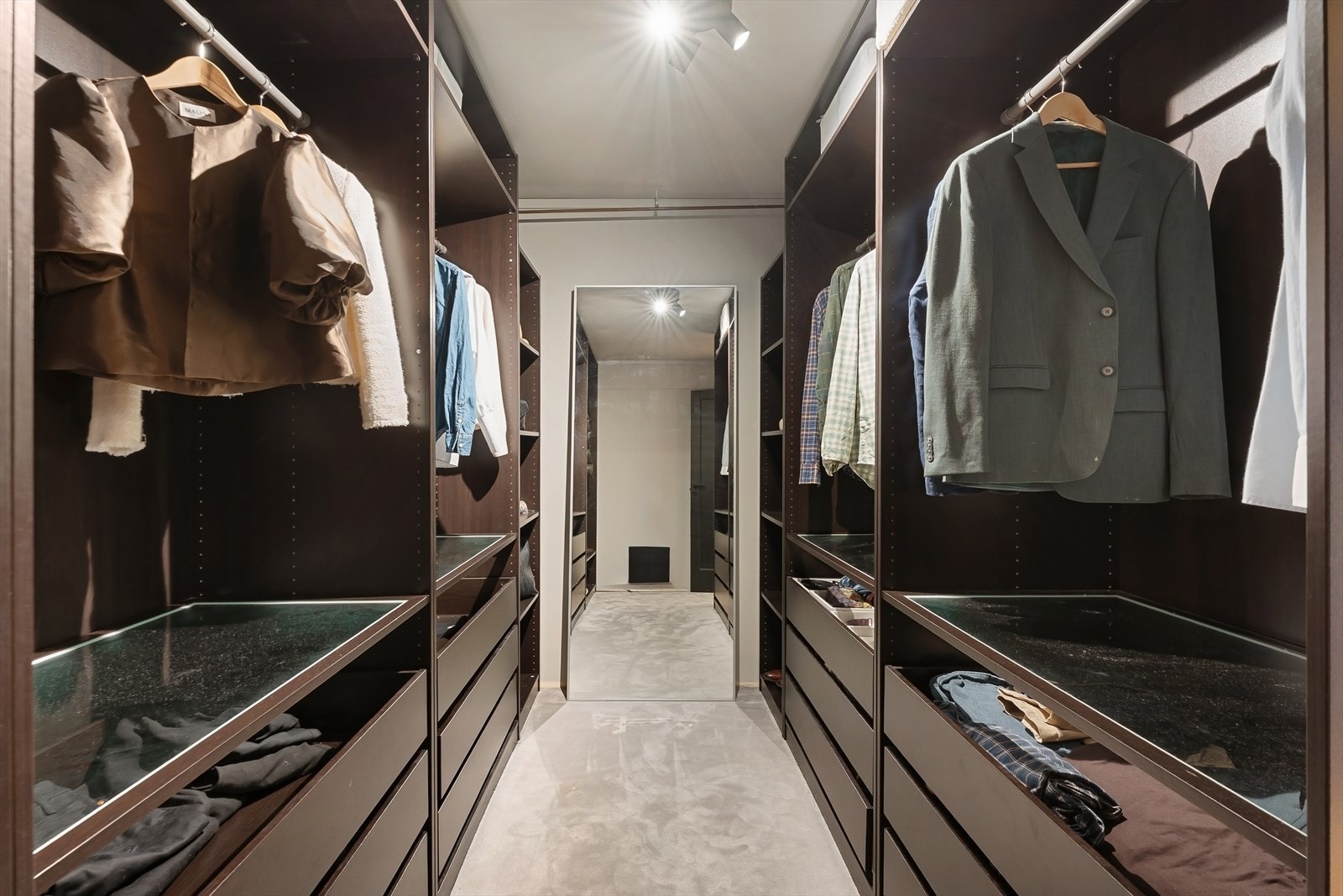 Stor garderobe Galleribilde