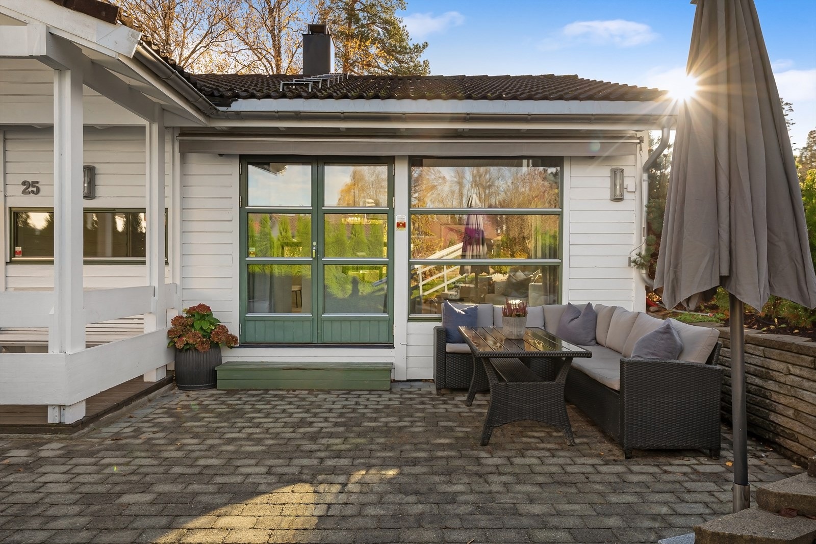 Hyggelige uteområder på begge sider av boligen Galleribilde