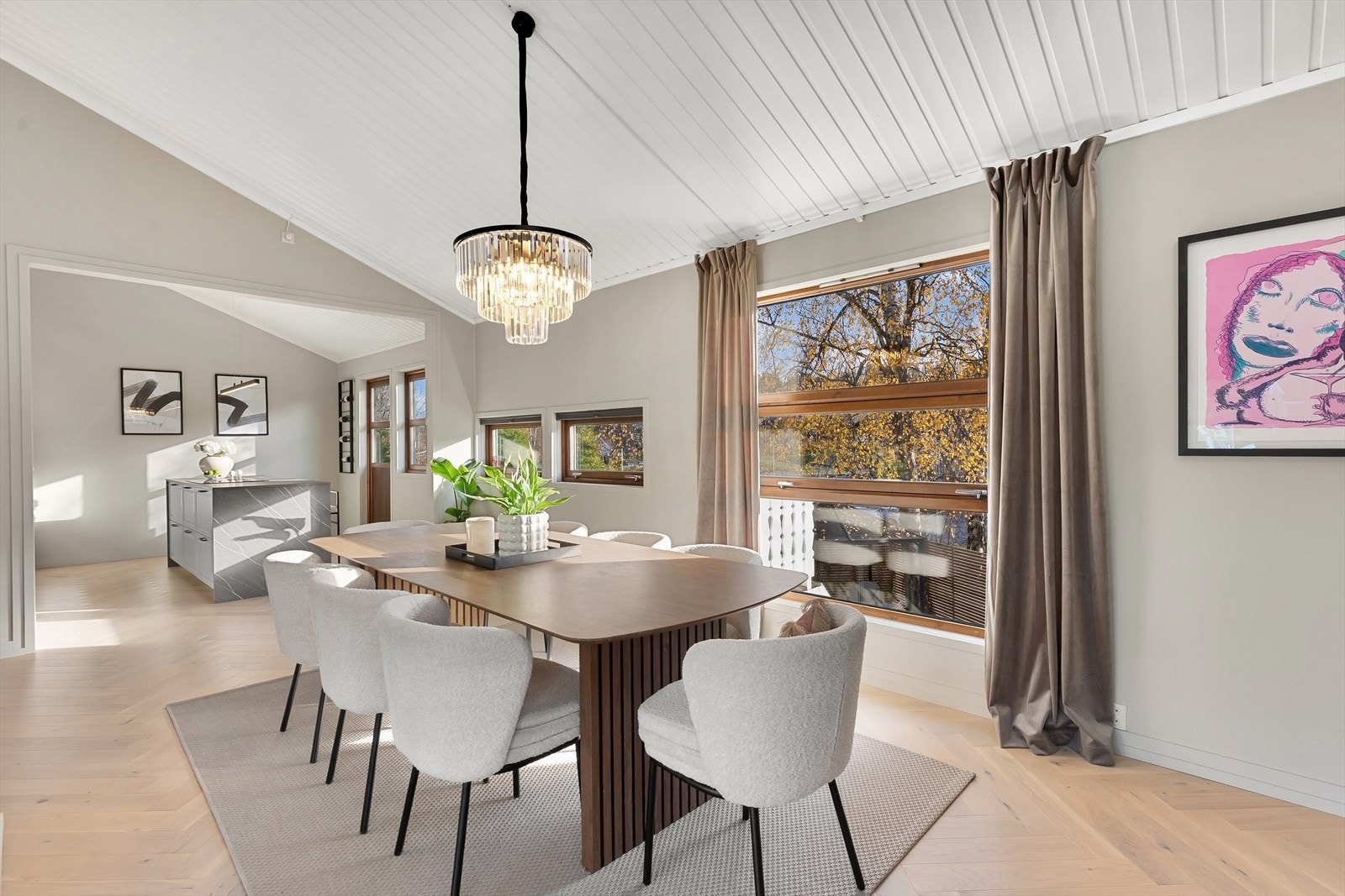 1. etasje er fint pusset opp i senere år med nye overflater og nytt kjøkken Galleribilde