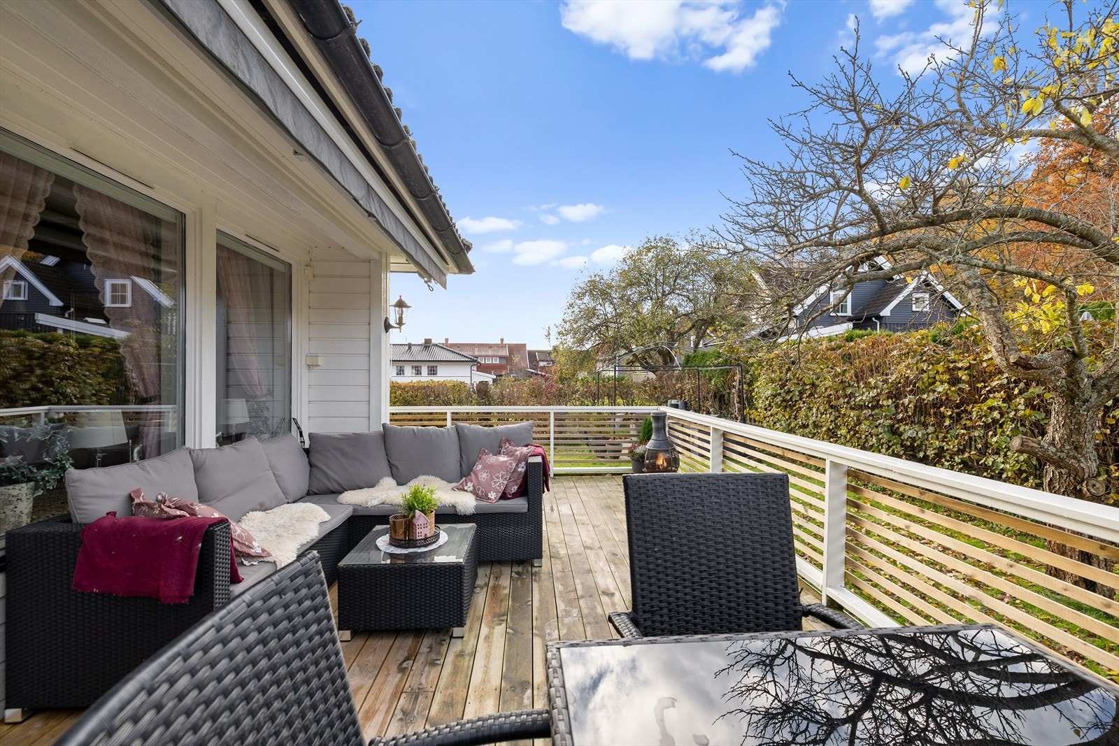 Plass til både sittegruppe og spisebord gjør terrassen til et sosialt samlingspunkt. Galleribilde