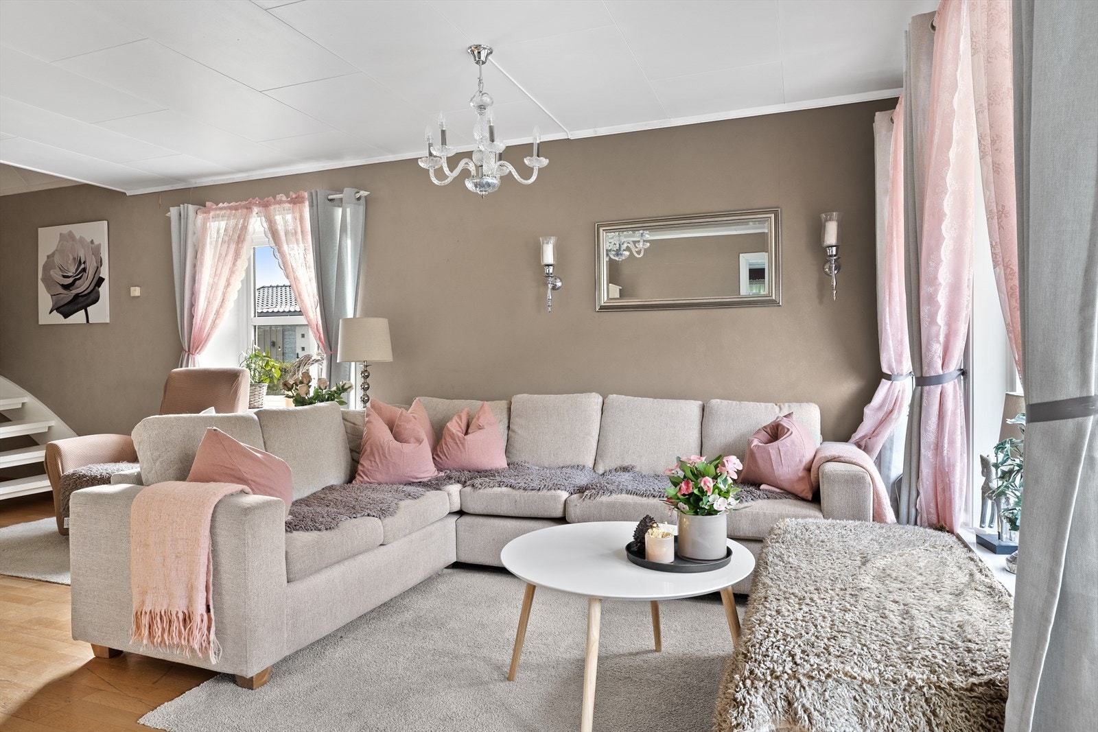 Boligen har en romslig stue med plass til sofagruppe, store vindusflater som gir godt med lysinnslipp. Galleribilde