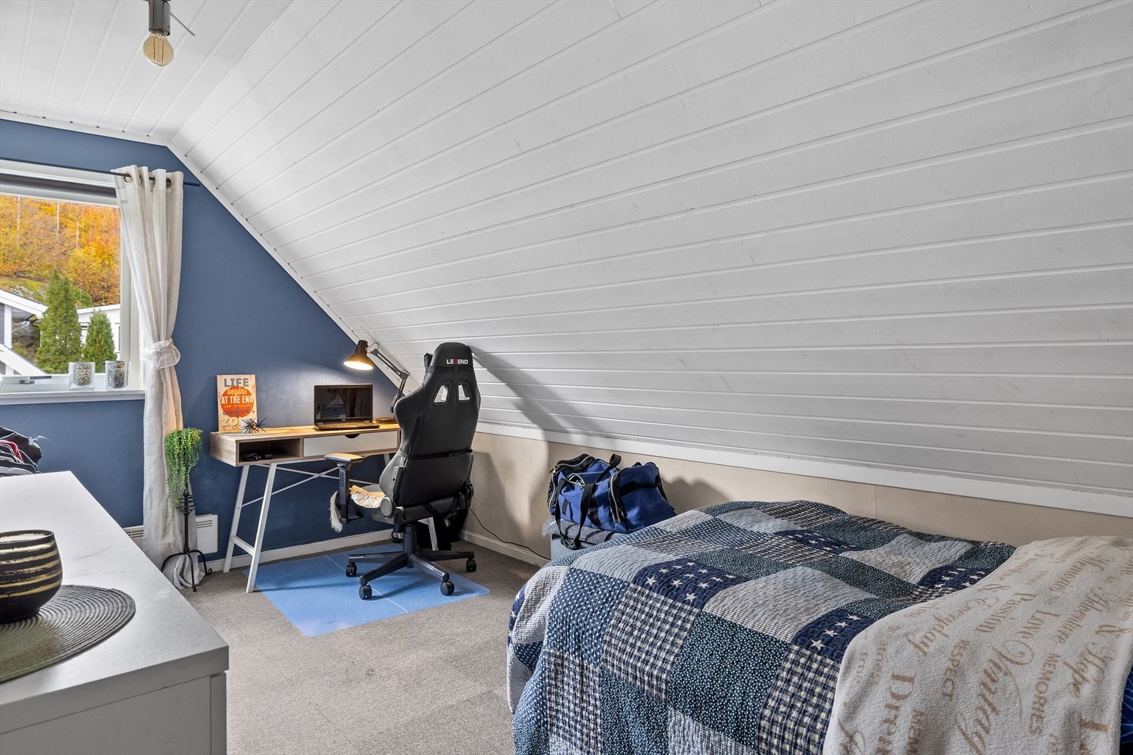 Her er det er plass til både seng og arbeidsområde, ideelt for et barnerom. Galleribilde