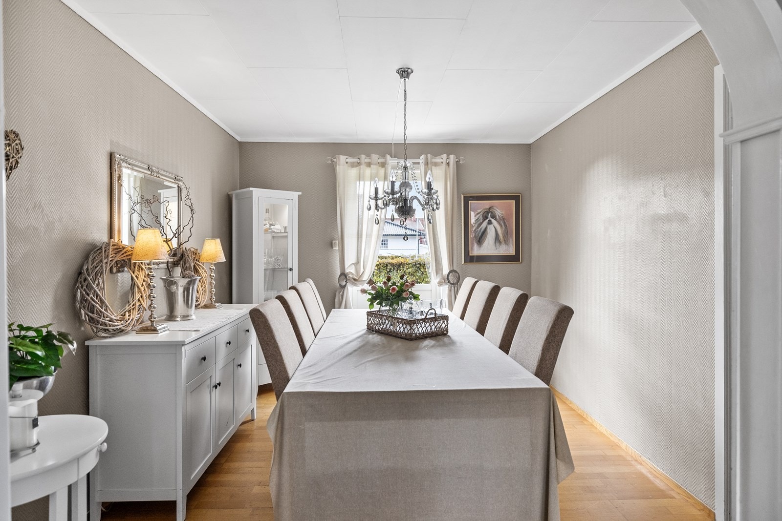 Her har man god plass til større spisebord, hvor man kan nyte godt lag med venner og familie. Galleribilde