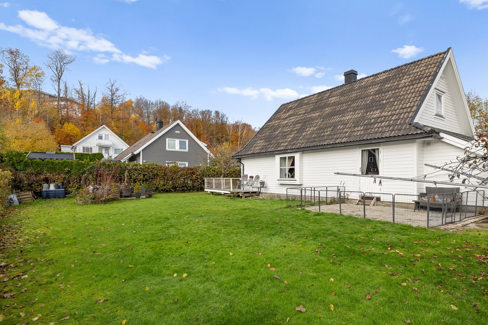 Her bor du i et etablert og familievennlig nabolag med lite trafikk, flotte grøntområder og nærhet til turterreng. Kort vei til Bygdeborgen. Galleribilde