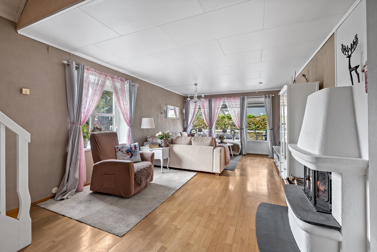 Stuen er malt i en lys og delikat farge, på gulvene er det parkett. Galleribilde