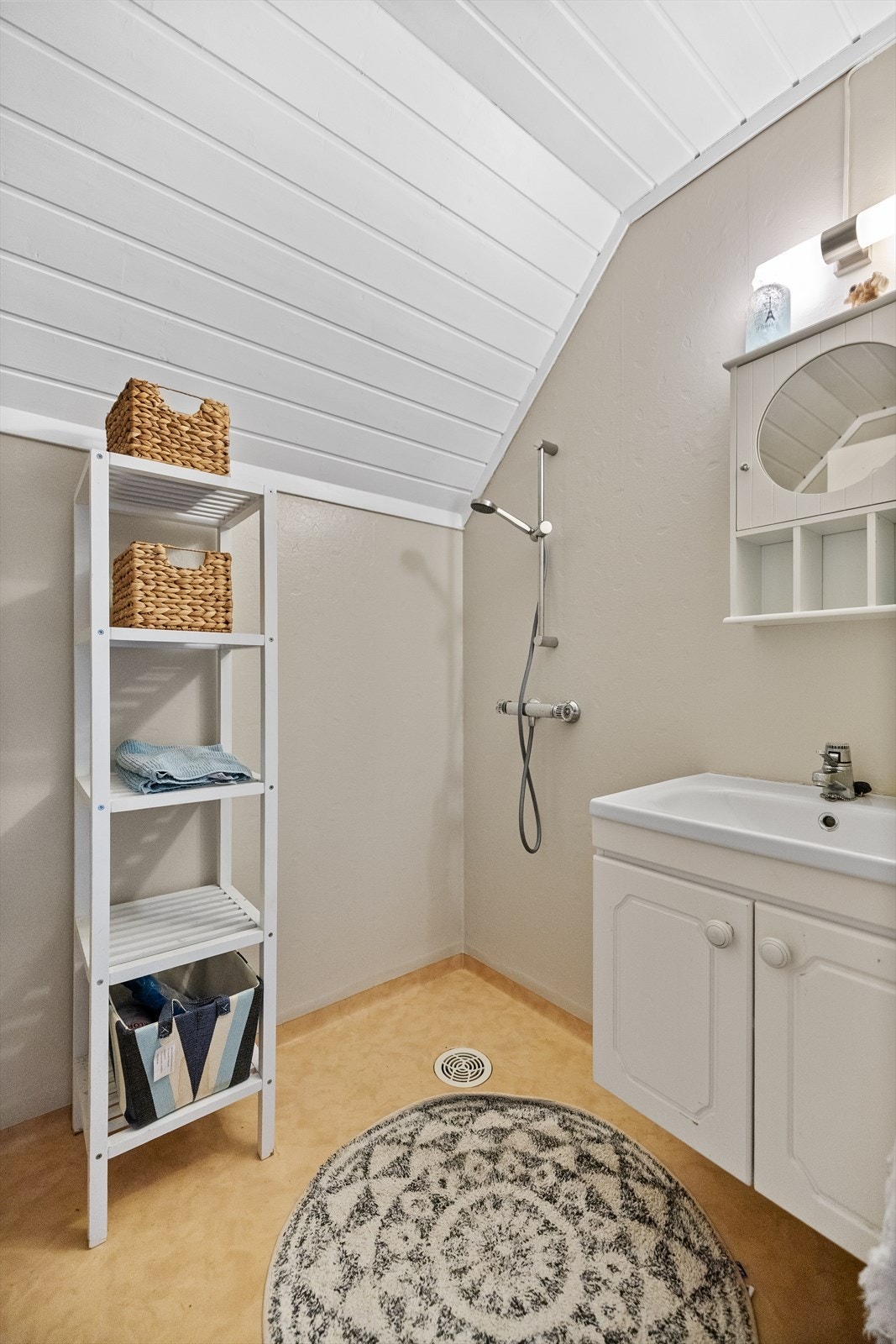 Badet i 2. etasje er fra byggeår og har gulv med vinyl gulv, samt innredning med servant og speilskap. Galleribilde