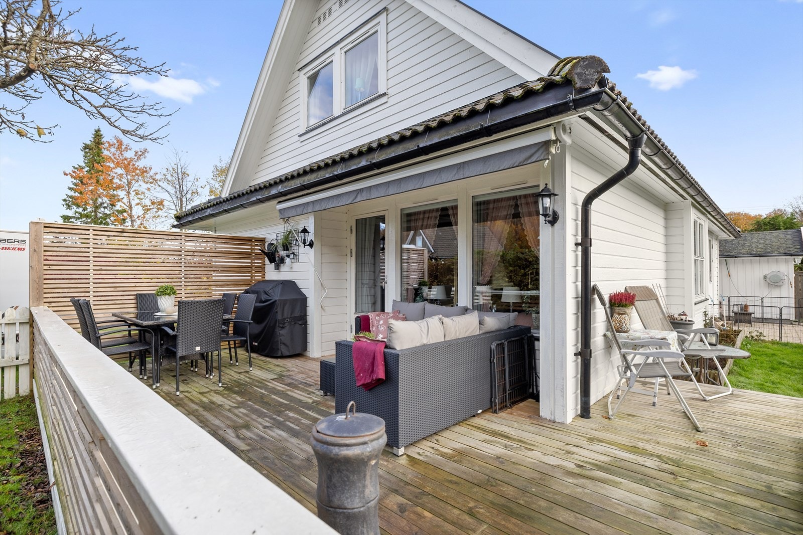 Terrassen på 23,5 m2 ble oppgradert i 2024 med nye terrassebord og rekkverk. Galleribilde