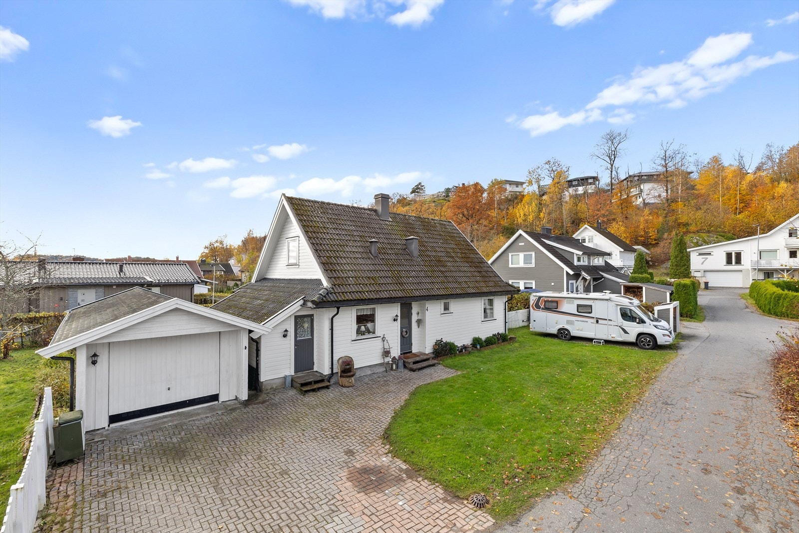 Gildbuveien 4 ligger i et stille og attraktivt boligområde med kort vei til barnehage, skoler, dagligvare, offentlig transport og turområder. Galleribilde
