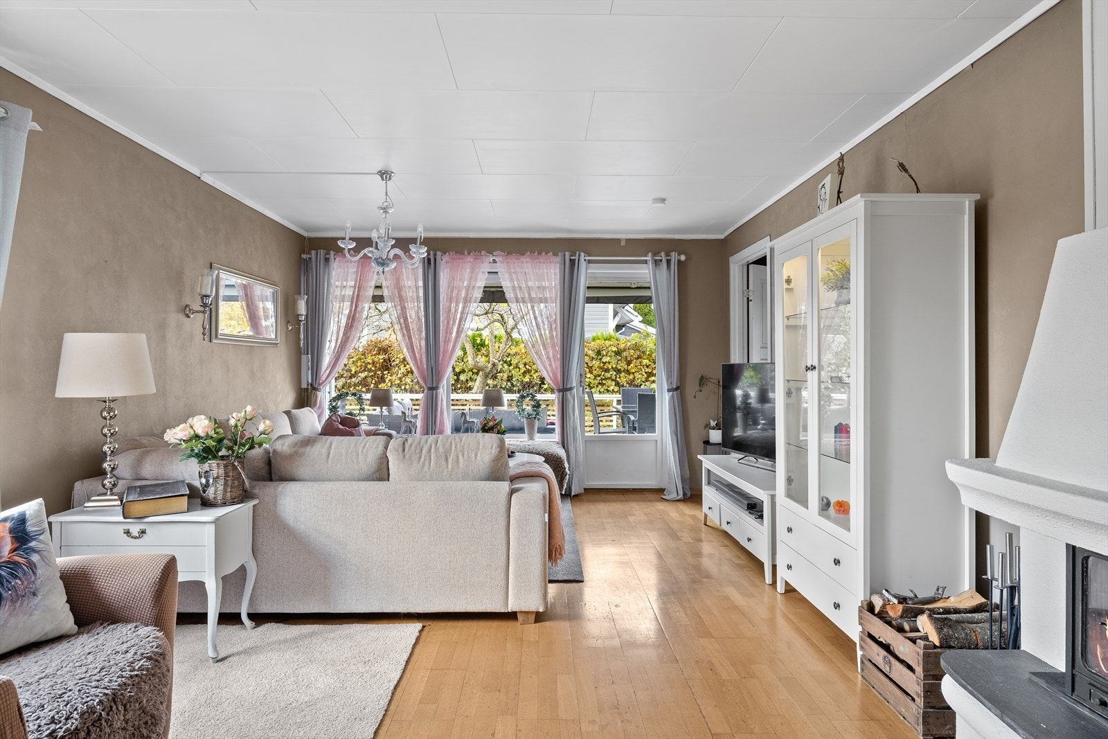 Fra stuen er det utgang til terrasse og en romslig hage. Galleribilde
