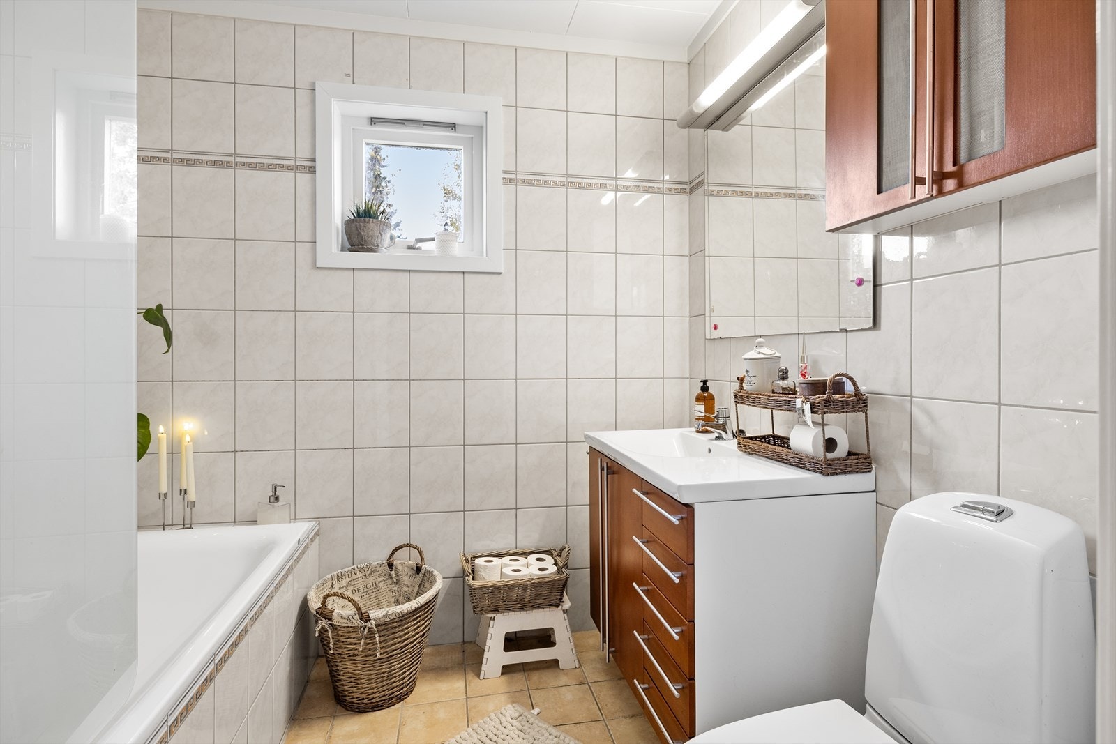 Badet i 1. etasje har flislagte vegger og flislagt gulv med varmekabler. Galleribilde
