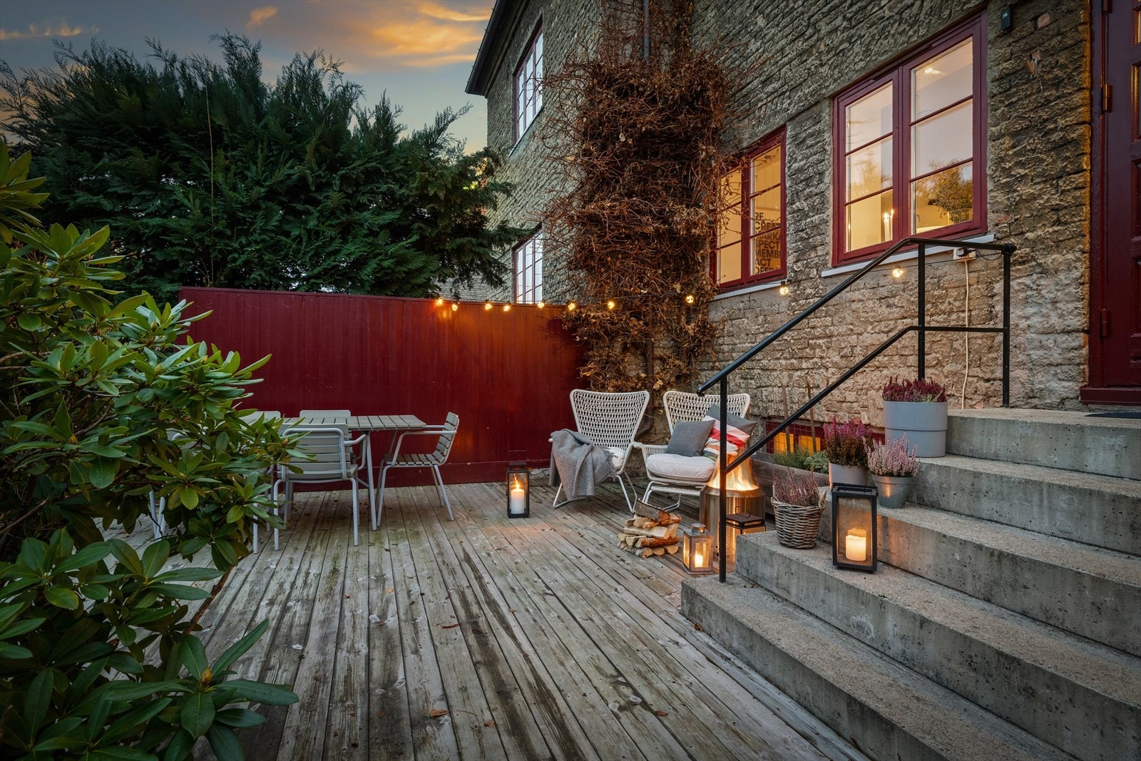 Den største uteplassen ligger på baksiden av huset og fungerer som en naturlig forlengelse av stuen. Galleribilde