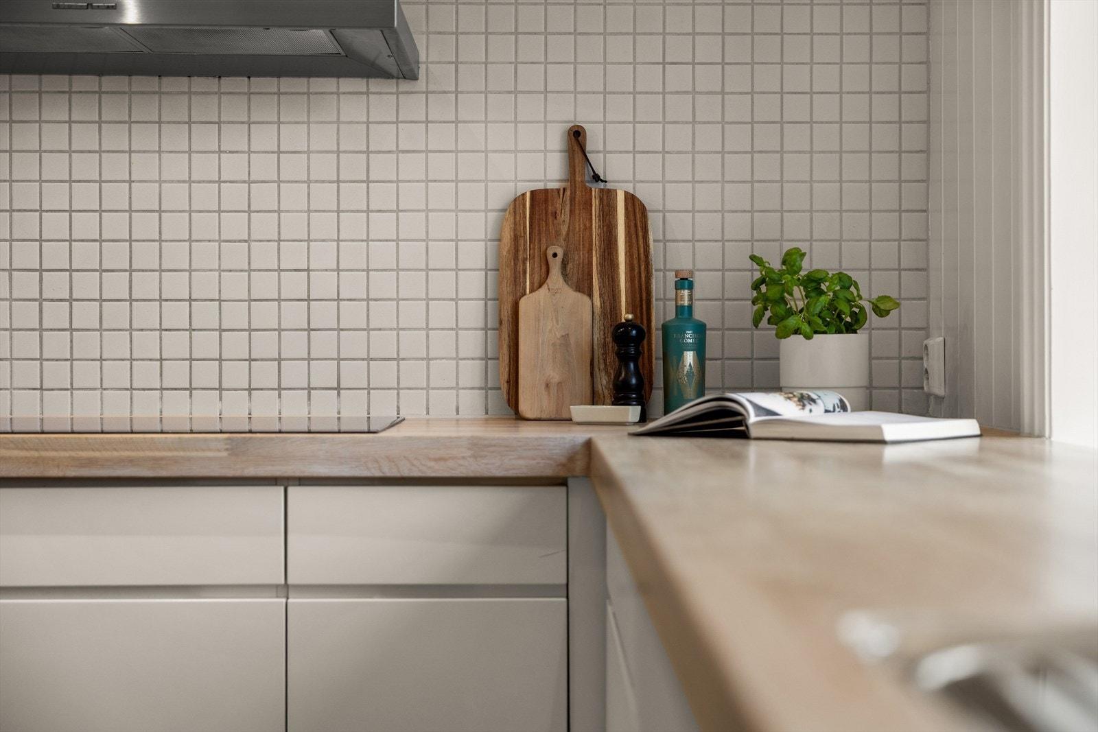 Kjøkkenet er utstyrt med integrerte hvitevarer, herunder oppvaskmaskin, stekeovn med koketopp, kjøleskap og ventilator, noe som gir en helhetlig og funksjonell løsning. Galleribilde