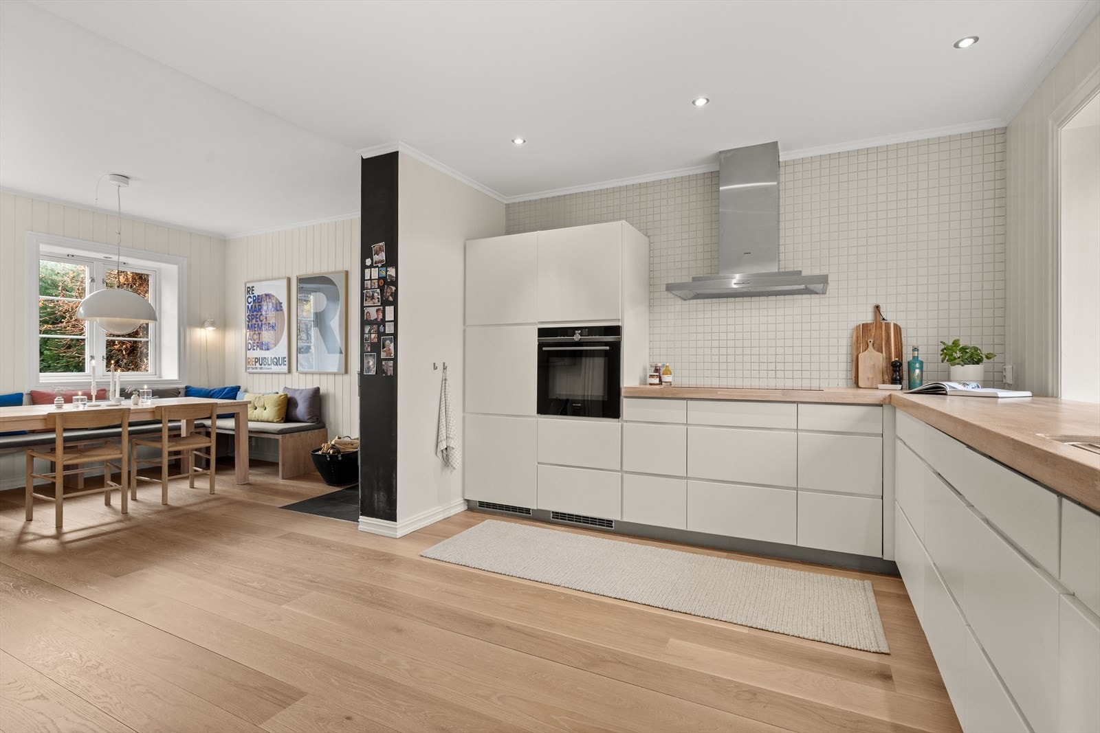 Innredningen gir godt med skap- og benkeplass, og layouten er praktisk utformet for god arbeidsflyt. Galleribilde