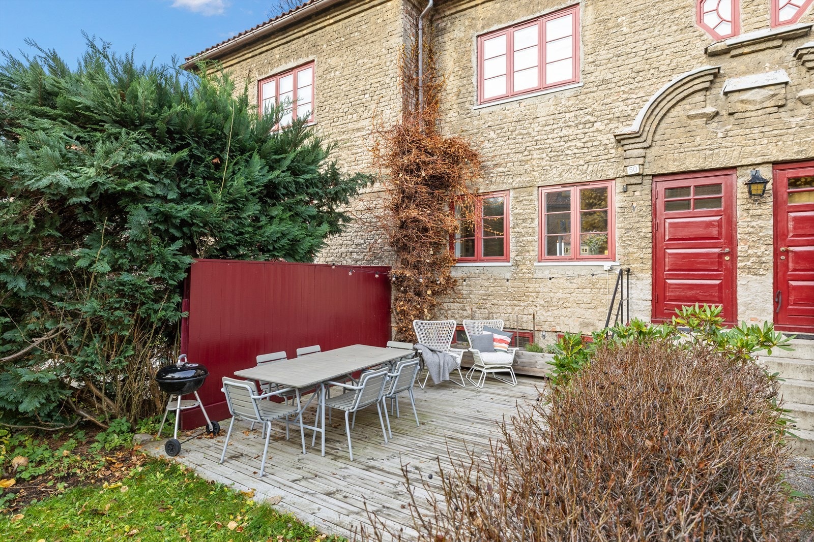 Omgivelsene gir en følelse av å være i sin egen lille hageby-oase - med grønne innslag, rolig stemning og behagelig skjerming som gjør det naturlig å bruke plassen til både hverdagsliv og større anledninger. Galleribilde