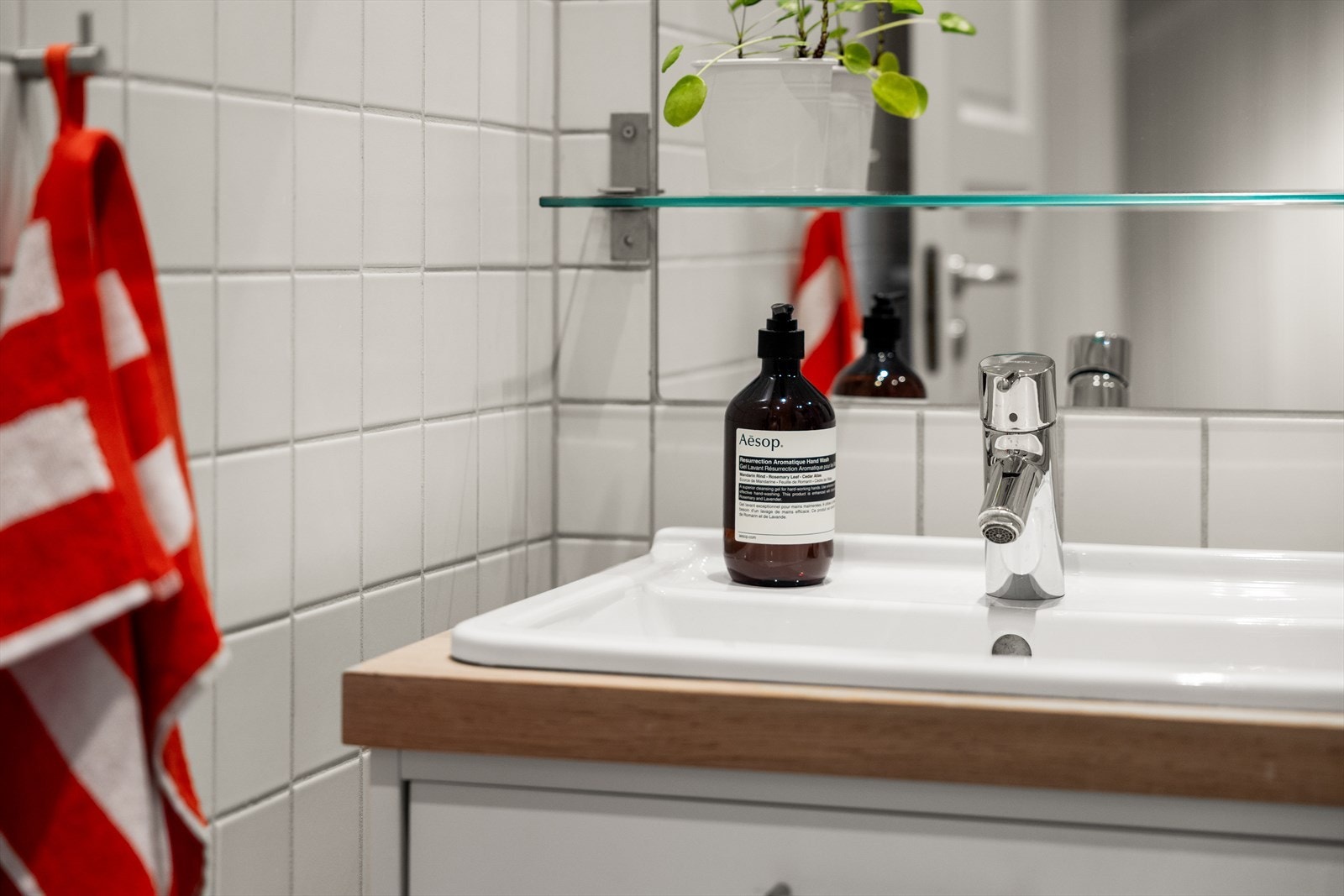 Badet er innredet med dusjnisje, vegghengt toalett, samt servant med tilhørende innredning. Galleribilde