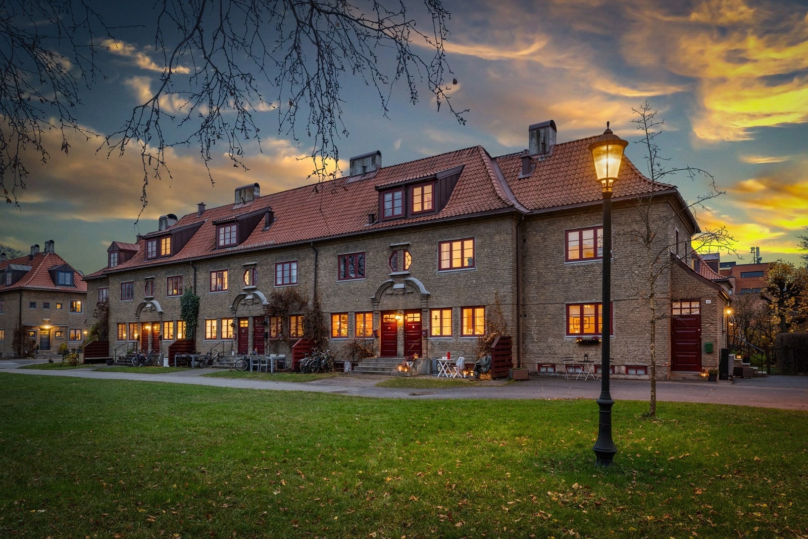 En bolig som fremstår akkurat slik selger selv beskriver den: god i planløsningen, lys i uttrykket, funksjonell i hverdagen og tidløs i stilen - et hjem som er enkelt å trives i, år etter år. Galleribilde