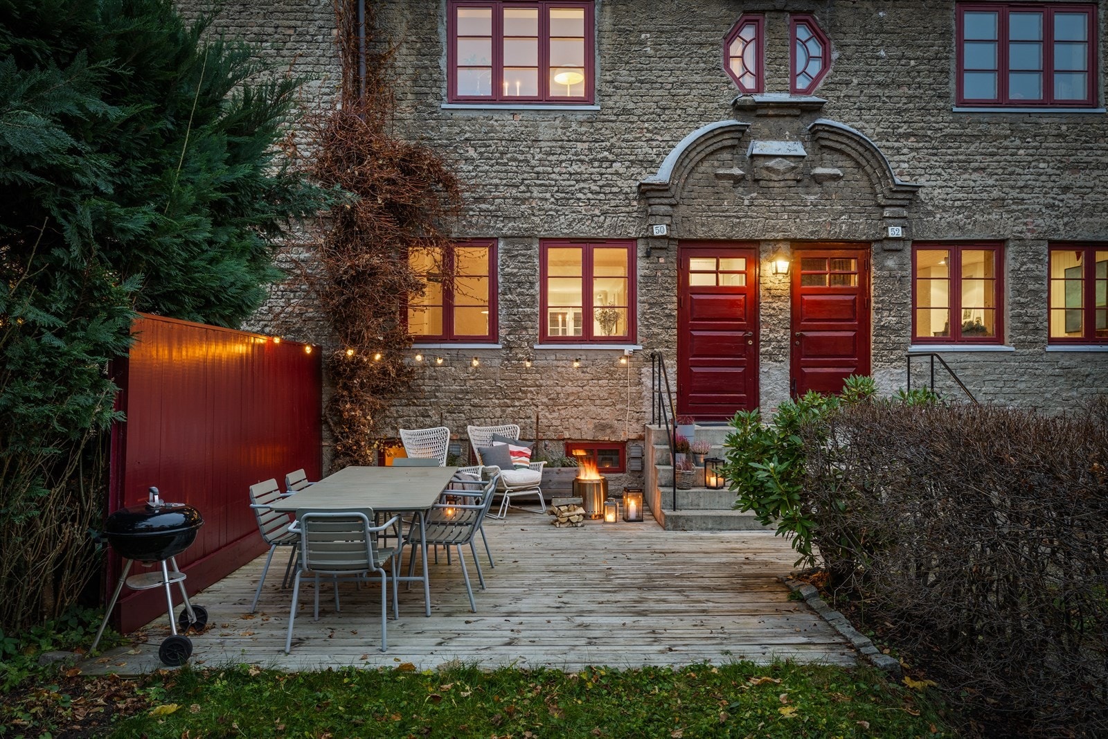 Her får dere et hjem som kombinerer tidløs hagebystil med moderne komfort, fordelt over fire gjennomtenkte plan. Galleribilde