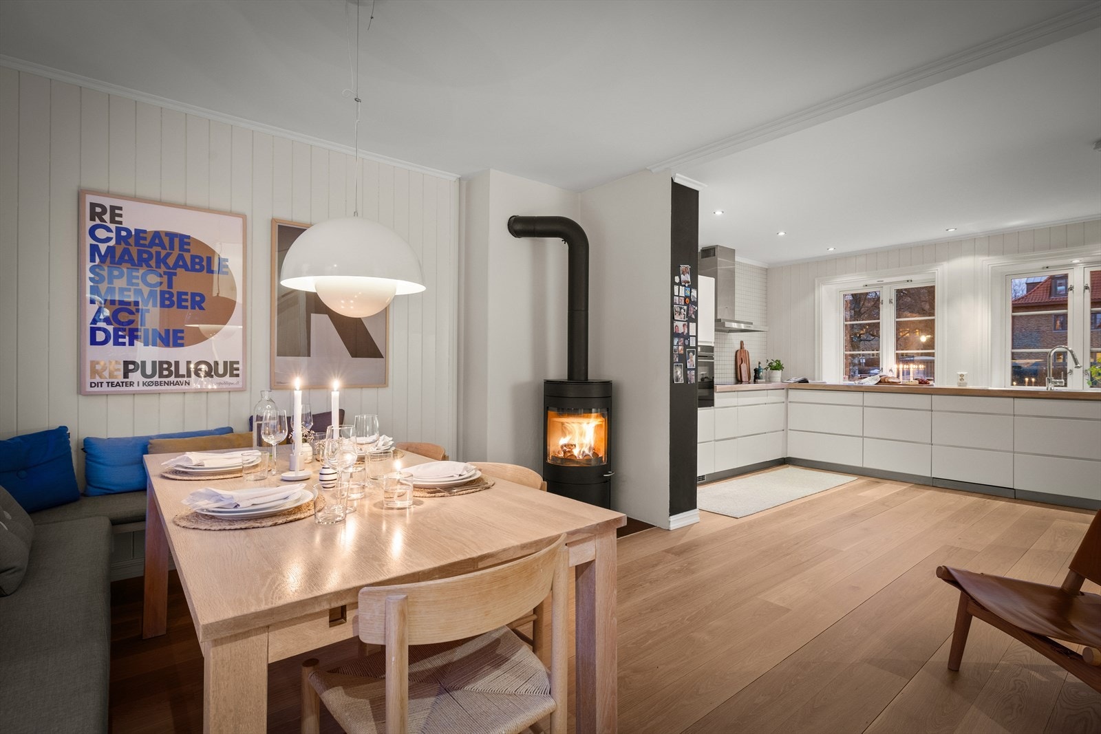 Det er et sted som innbyr til sene middager, samtaler som varer litt lenger, og rolige øyeblikk der man lar kvelden lande i et rom som føles både hjemlig og stemningsfullt. Galleribilde