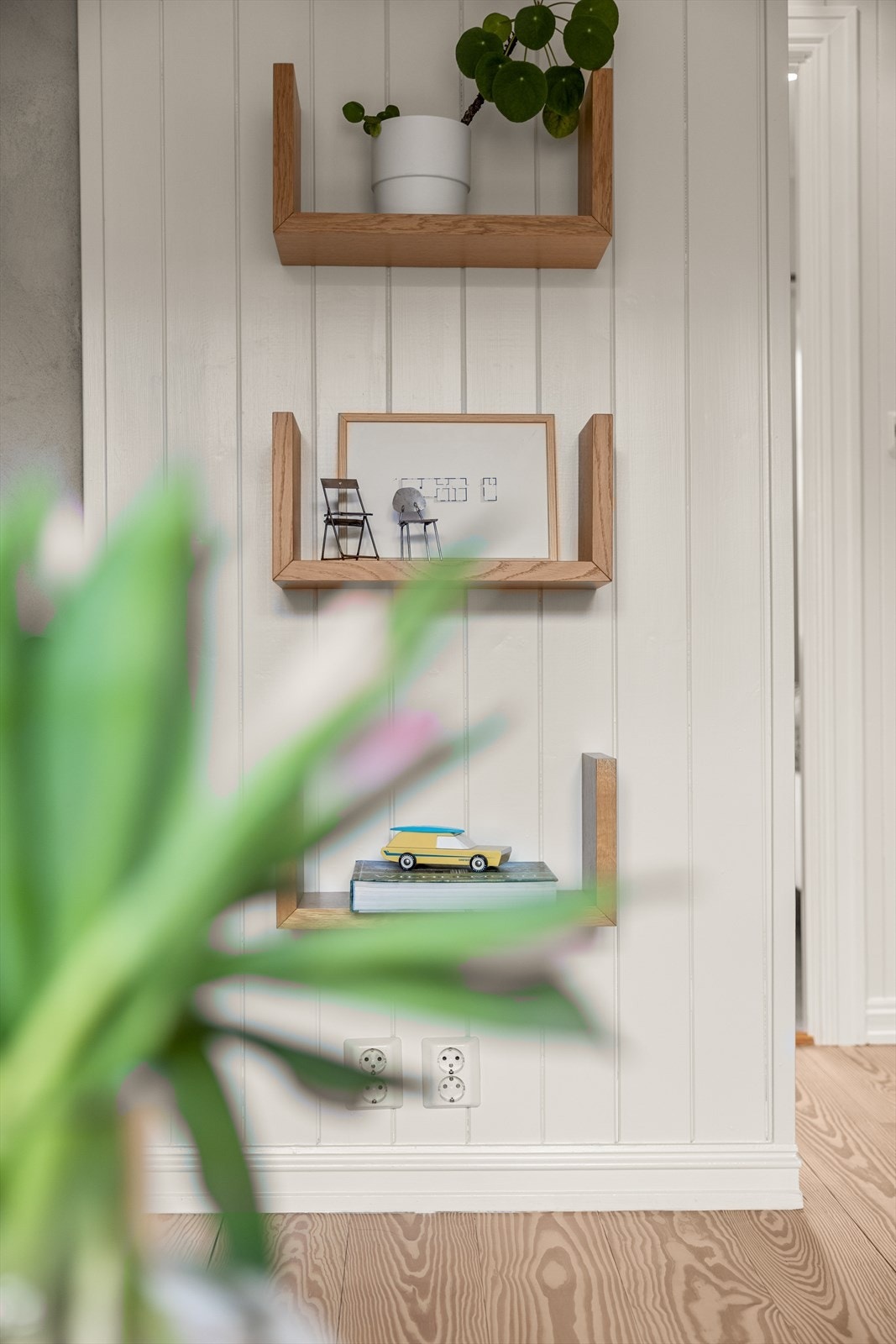 Veggene er kledd med klassiske, lyse panelbord. Galleribilde