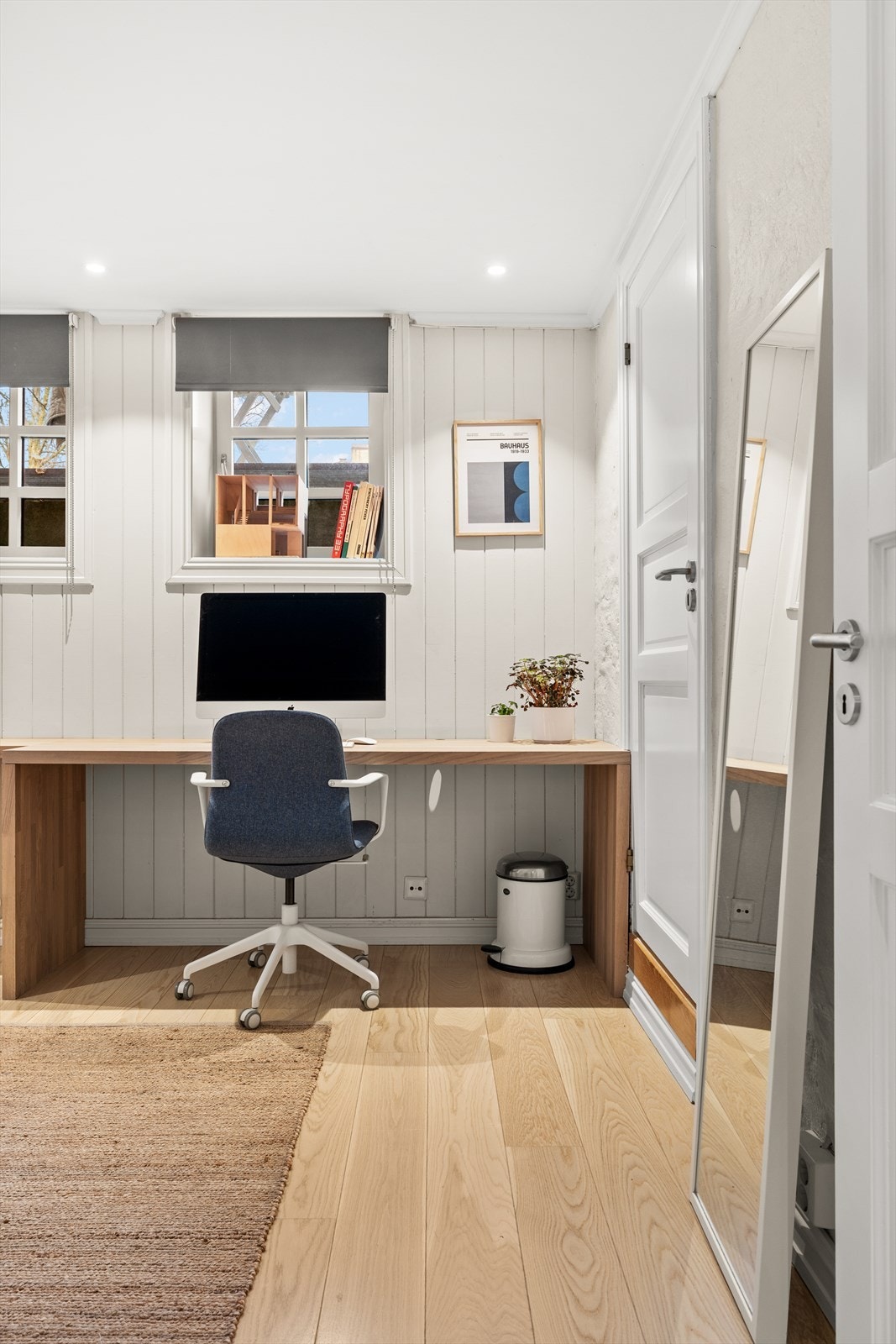 I kjelleretasjen ligger et rom som opprinnelig er byggemeldt som hobbyrom/sportsbod. Vinduer i kjeller er marginalt for små for å tilfredsstille krav til et rømningsvindu. Soverom tilfredsstiller derfor ikke krav til et rom for varig opphold. Galleribilde