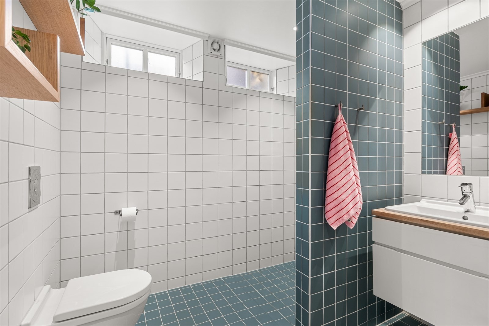 Badet har behagelig gulvvarme, som gjør rommet komfortabelt å bruke året rundt. Galleribilde