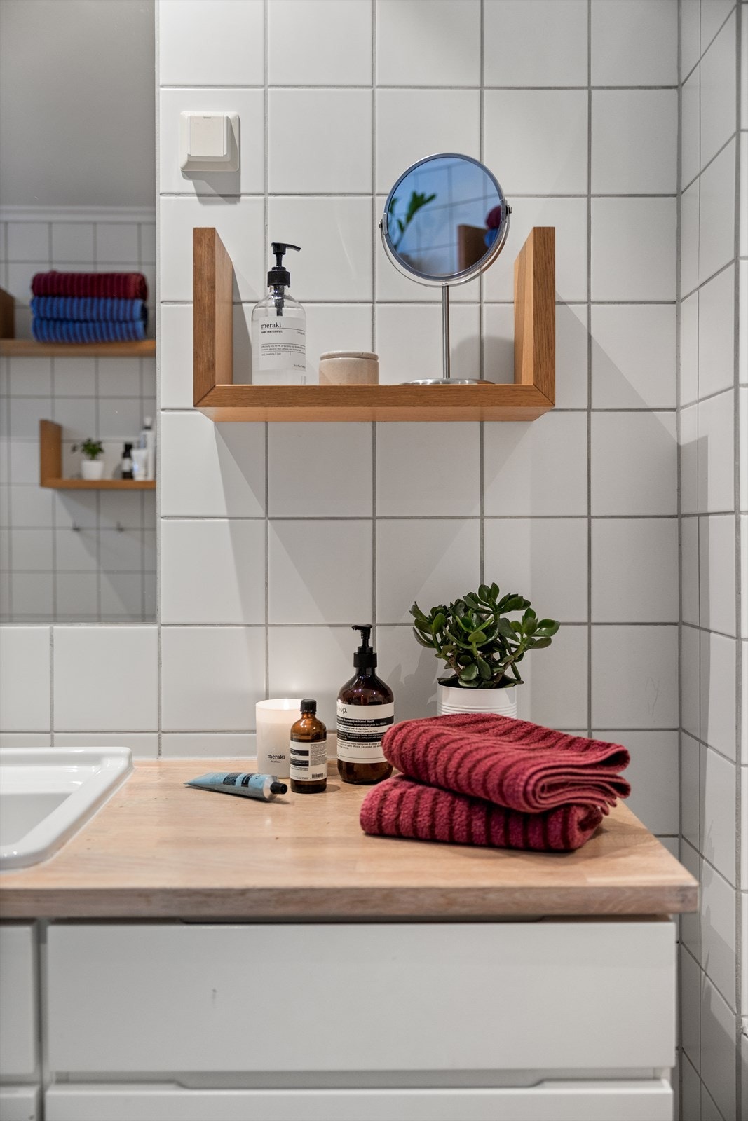 Downlights i himlingen sørger for godt og jevnt lys, og rommets ventilasjon er ivaretatt med elektrisk avtrekksvifte i yttervegg. Galleribilde