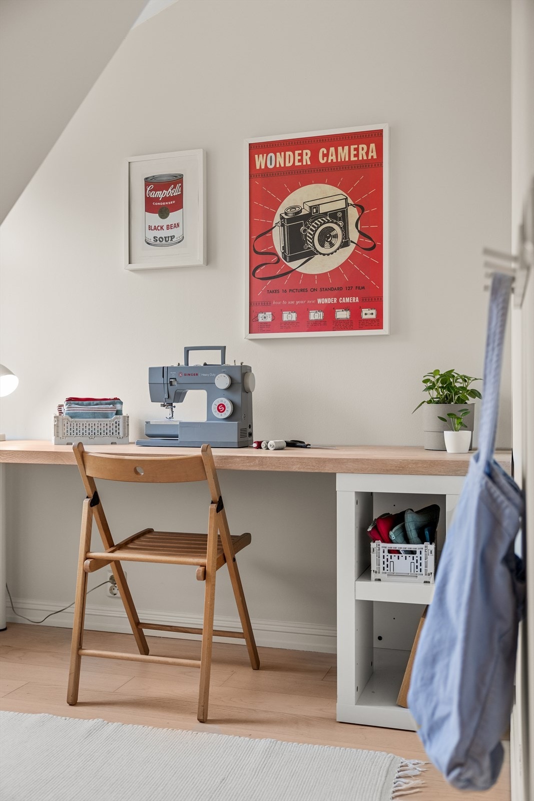 Innredningen er helhetlig og gjennomtenkt, med praktiske lagringsløsninger og fleksible soner som gjør det enkelt å tilpasse rommet etter behov og livsfase. Galleribilde