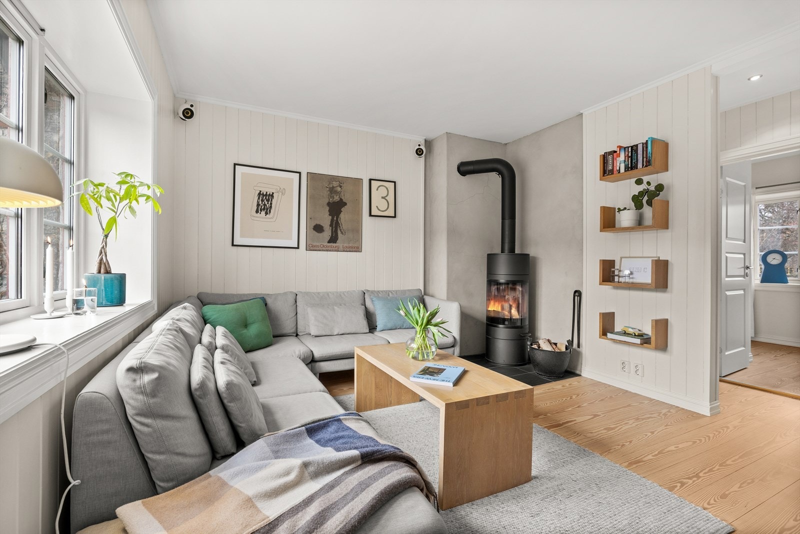 Gulvet er belagt med heltregulv i Pitch Pine. Galleribilde