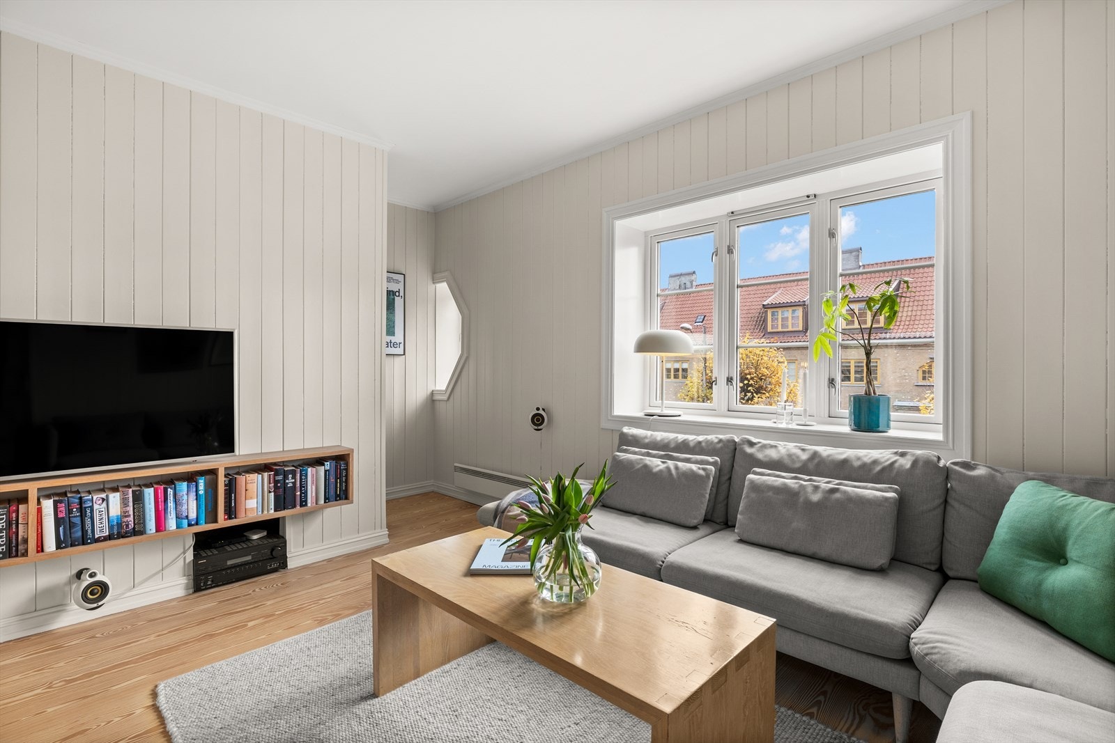 De store vindusflatene slipper inn rikelig med dagslys og gir et behagelig utsyn mot de omkringliggende grøntområdene. Galleribilde