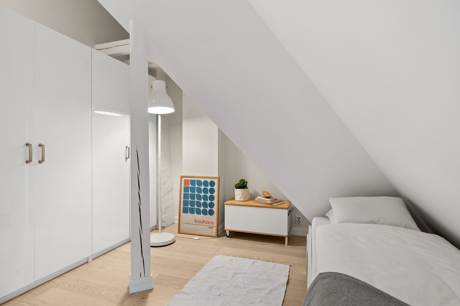 Den store garderoben langs veggen gir svært god oppbevaringsplass og er utformet med rene flater som glir sømløst inn i rommets uttrykk. Galleribilde