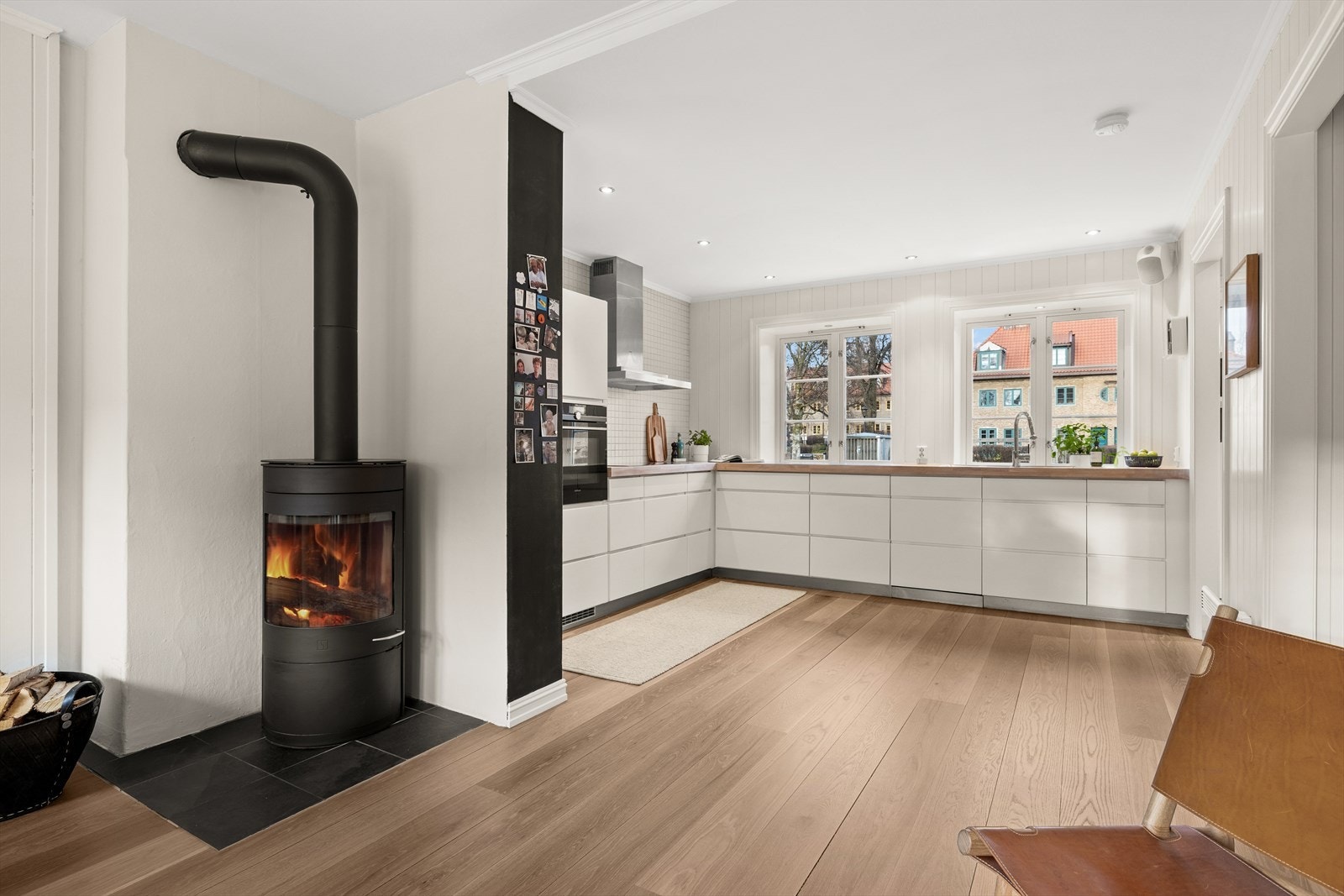 Kjøkkenet ligger i delvis åpen forbindelse med spisestuen, og skaper en luftig og sosial atmosfære som binder etasjen sammen på en naturlig og behagelig måte. Galleribilde