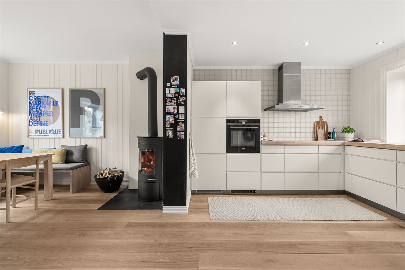 Gulvet i heltre eik gir rommet et varmt og naturlig uttrykk. Gulvene er nyslipt i 2025. Galleribilde