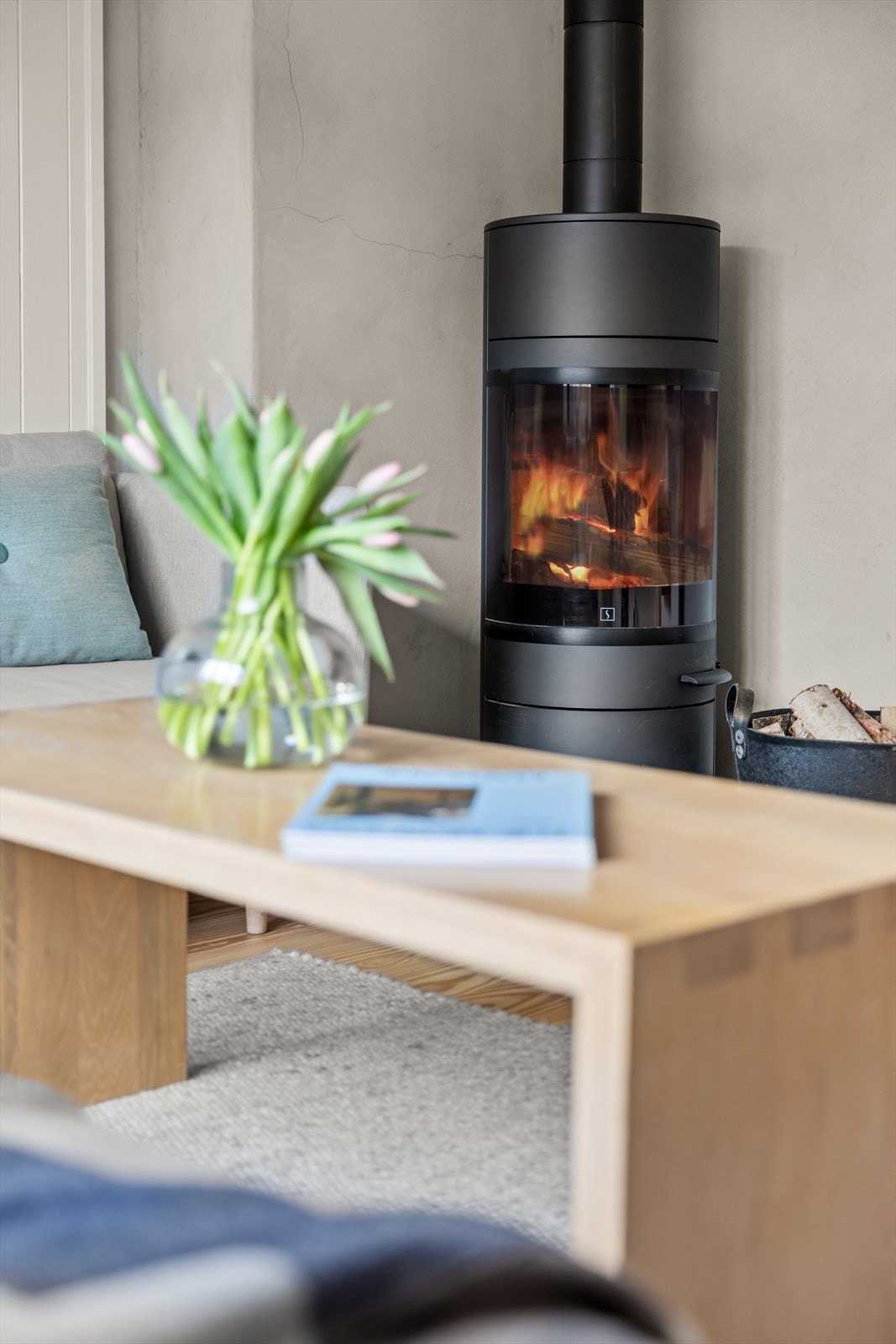 Vedovnen gjør seg godt som et dekorativt element i rommet, samtidig som den gir behagelig varme på kjølige dager. Galleribilde
