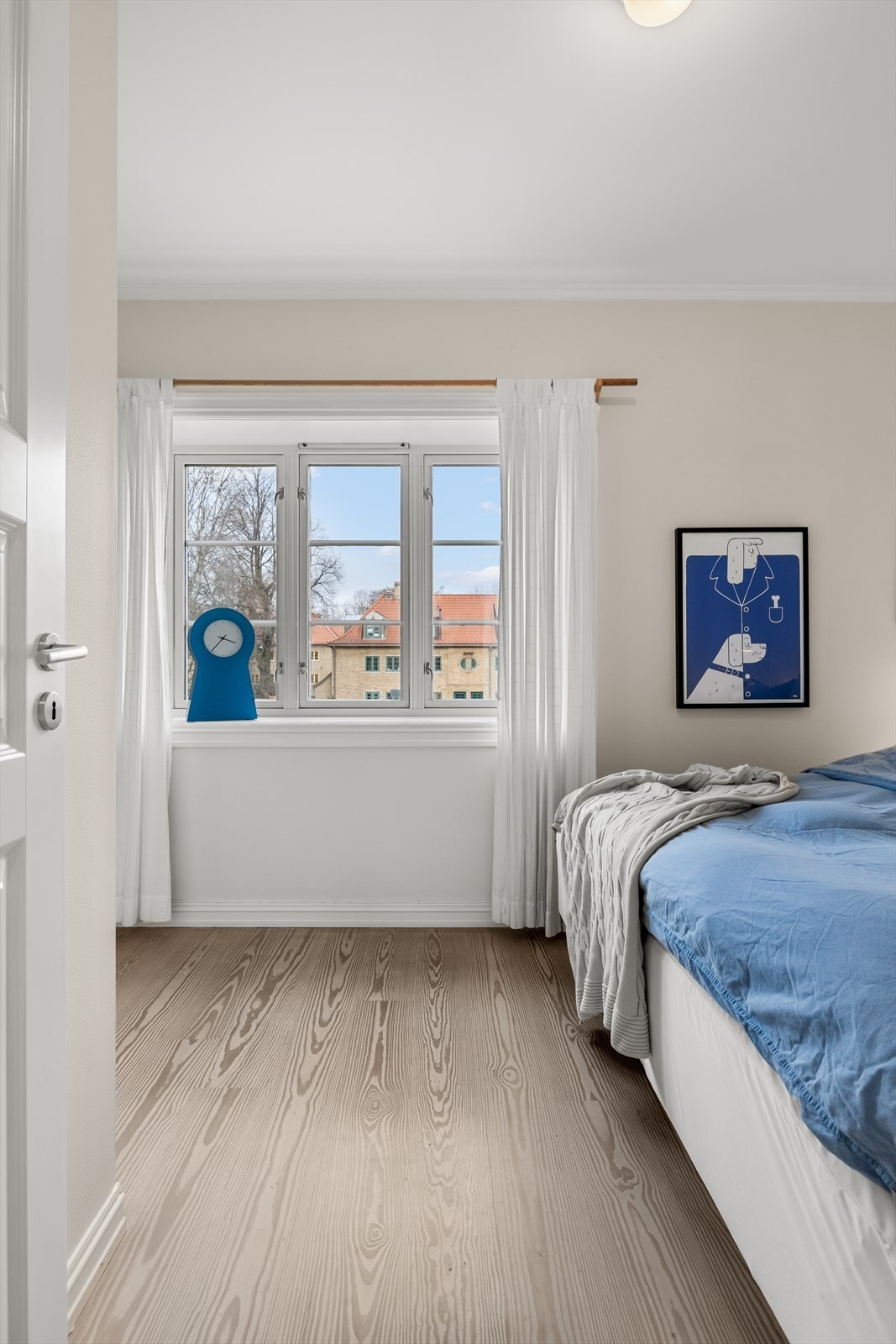 De store vinduene gir et generøst lysinnslipp og et fint utsyn mot de klassiske hagebyhusene utenfor. Galleribilde