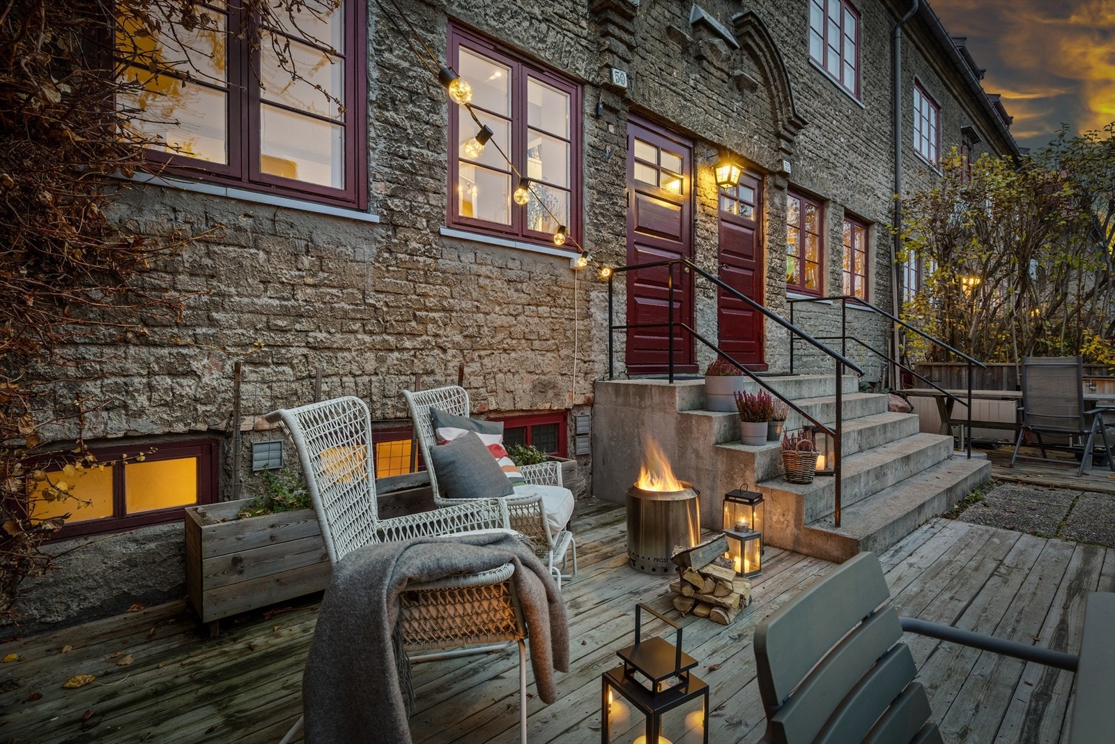 Når kvelden senker seg, får uteplassen en helt egen stemning: lyset fra vinduene skaper en varm glød ut mot terrassen, og blir det perfekte stedet for sene middager, et glass vin eller en stille stund etter en lang dag. Galleribilde