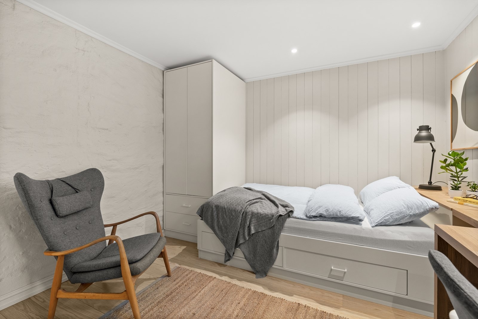 Den plassbygde sengen og garderoben er svært pent utført, med gjennomtenkte løsninger som både optimaliserer plassen og gir rommet et helhetlig og ryddig preg. Galleribilde