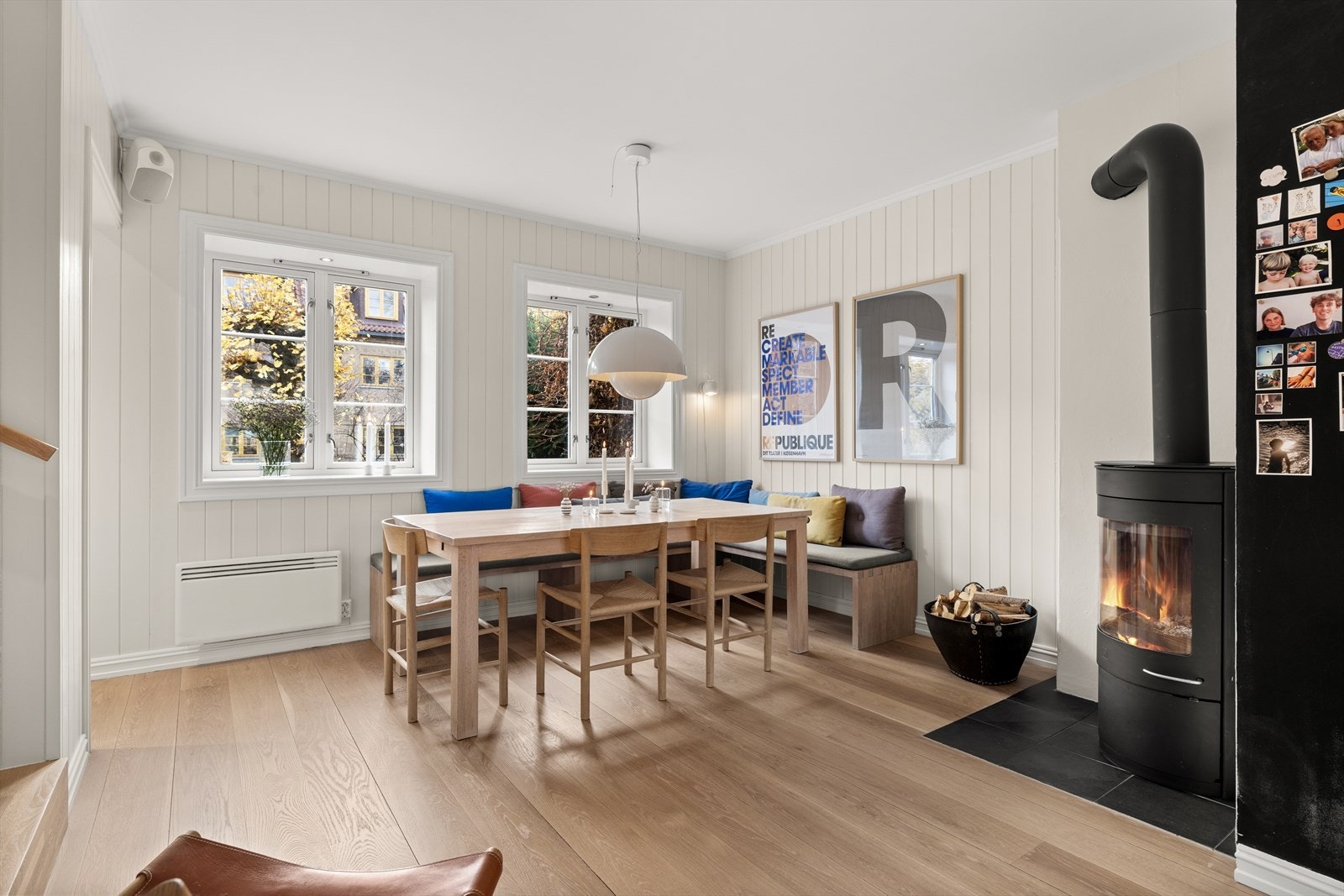 Spisestuen ligger i naturlig forlengelse av kjøkkenet og fremstår som et lunt og innbydende samlingspunkt. Galleribilde