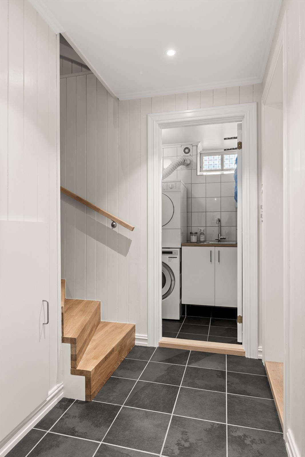 Etasjen byr også på et svært praktisk vaskerom. Galleribilde