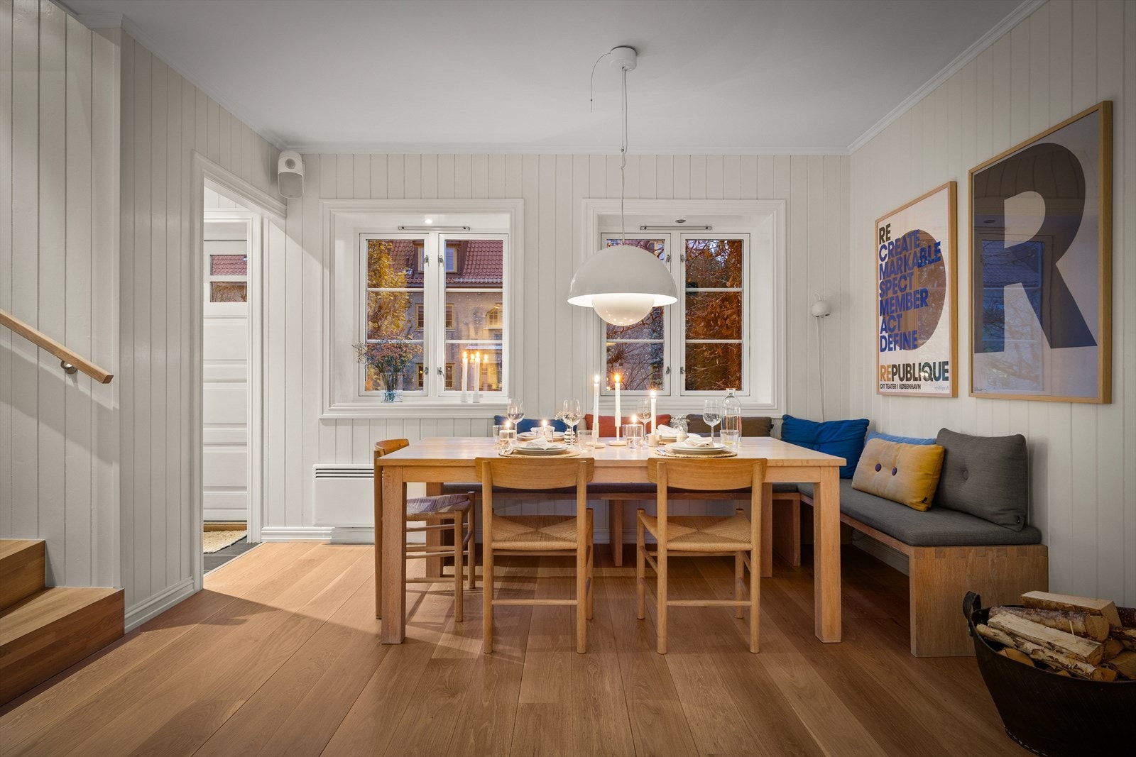 Vinduene slipper inn et dempet skjær fra utebelysningen. Samtidig kan man se gløden fra peisen i stuen - et mykt, levende lys som gjør hele etasjen varm og innbydende. Galleribilde