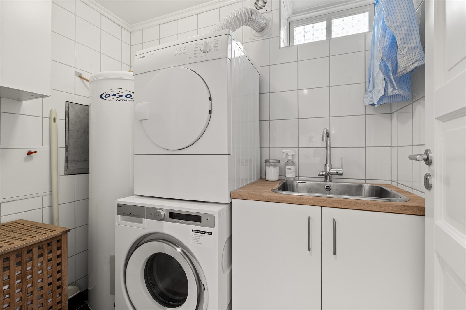 Vaskerommet ble etablert i 2005 av fagpersoner - et funksjonelt rom med alt man trenger for en effektiv hverdag. Rommet har opplegg for vaskemaskin, en nedfelt skyllekum og innredning som gir gode lagringsmuligheter. Galleribilde