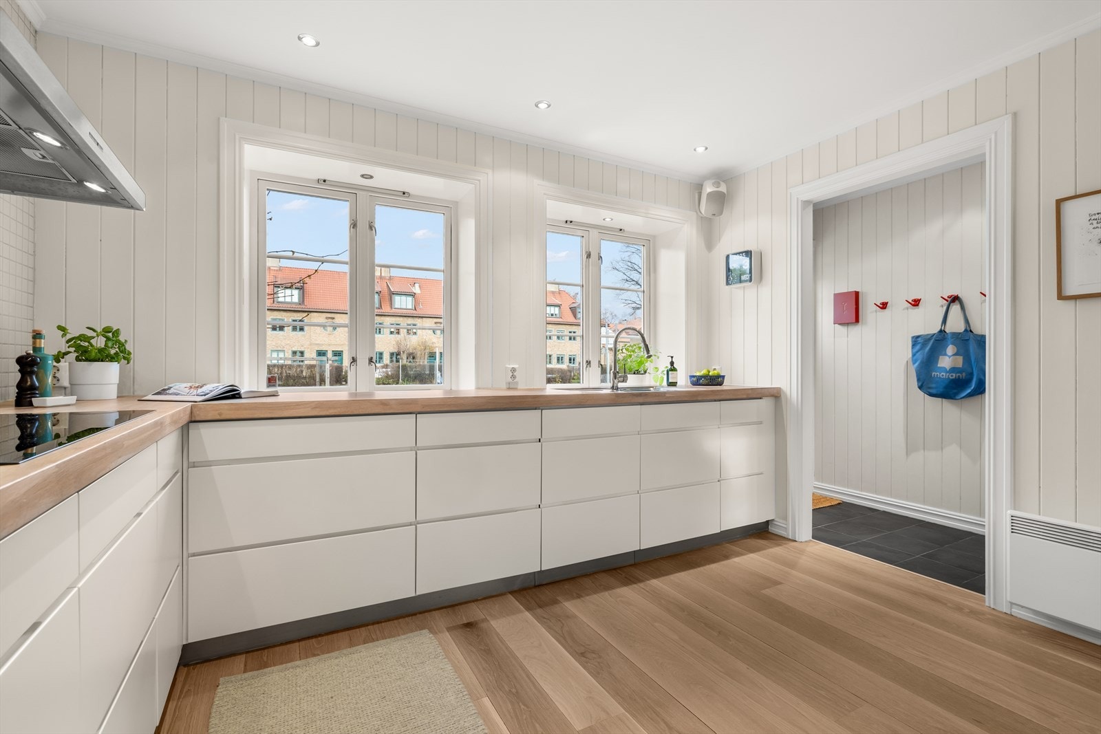 Fra entréen ledes dere naturlig videre inn til stue og kjøkken, hvor de store vindusflatene og den åpne planløsningen åpner opp boligen - allerede fra første trinn inn i. Galleribilde