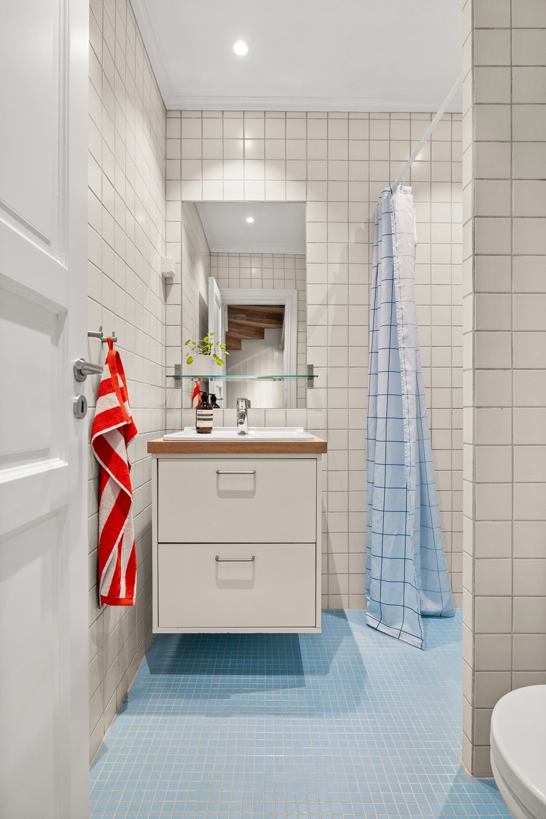 Etasjen er også utstyrt med et flislagt bad. Galleribilde