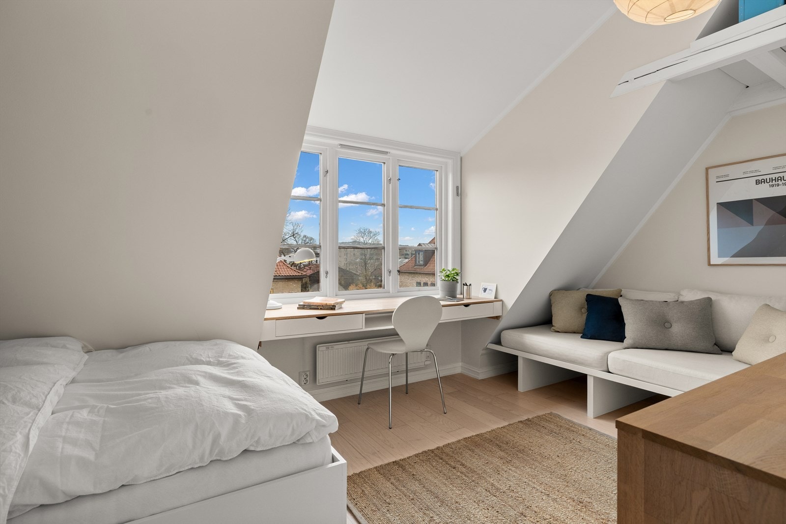 Loftetasjen inneholder to soverom av god størrelse samt et stort rom over trappa for lagring. Galleribilde