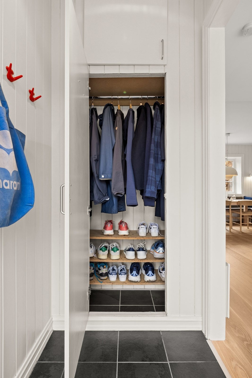 Her finner dere en integrert garderobeløsning som gir god plass til yttertøy, sko og hverdagsoppbevaring. Det er ytterligere lagringsplass i stort lavt skap under trappen! Galleribilde