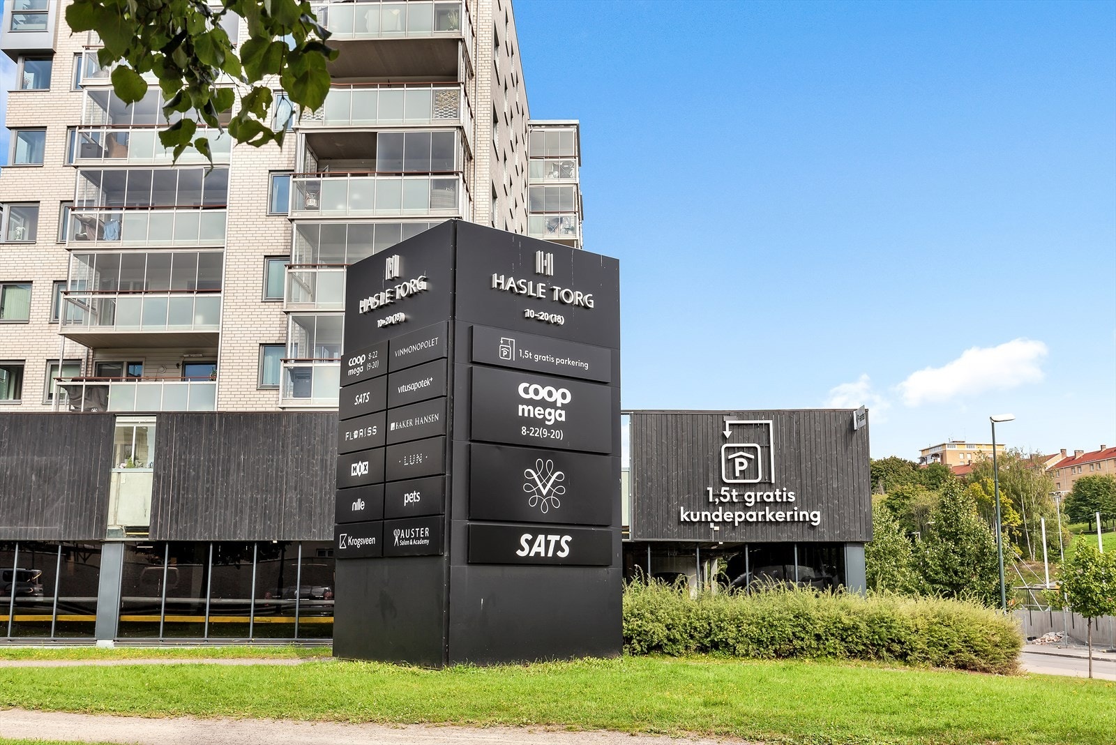 Lokalbutikken er Rema 1000 / Kiwi. Om ønskelig finner du flere forretningstilbud på Carl Berner og på Hasle Torg. Hasle Torg har et bredt utvalg av butikker og kan skilte med: Vinmonopol, Baker Hansen, Nille, Floriss, Lun, Coop Mega og Sats. Galleribilde