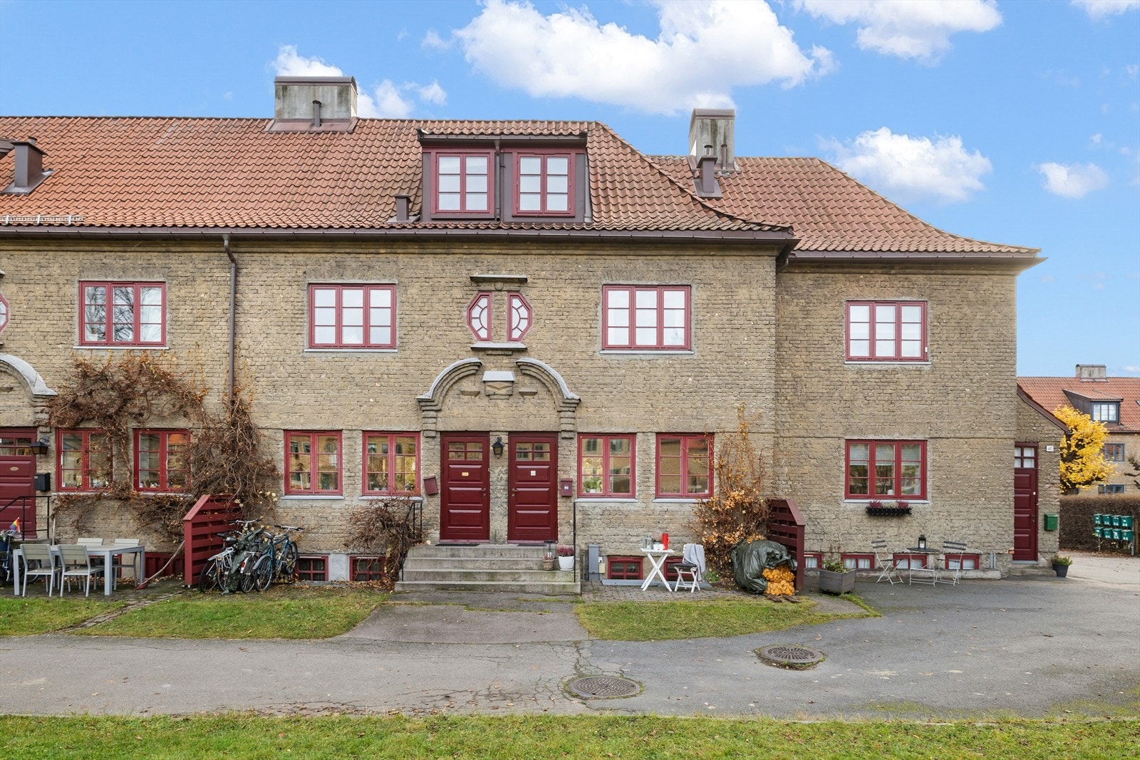 Her har eier satt en liten cafégruppe, et par potter med sesongblomster eller en benk som inviterer til å sette seg ned et øyeblikk. Galleribilde